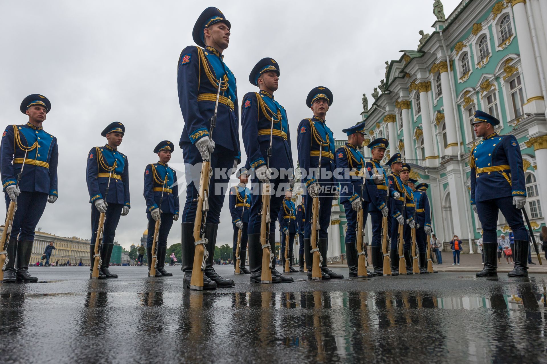 Санкт-Петербург.  Рота почетного караула во время празднования Дня Воздушно-десантных войск на Дворцовой площади.