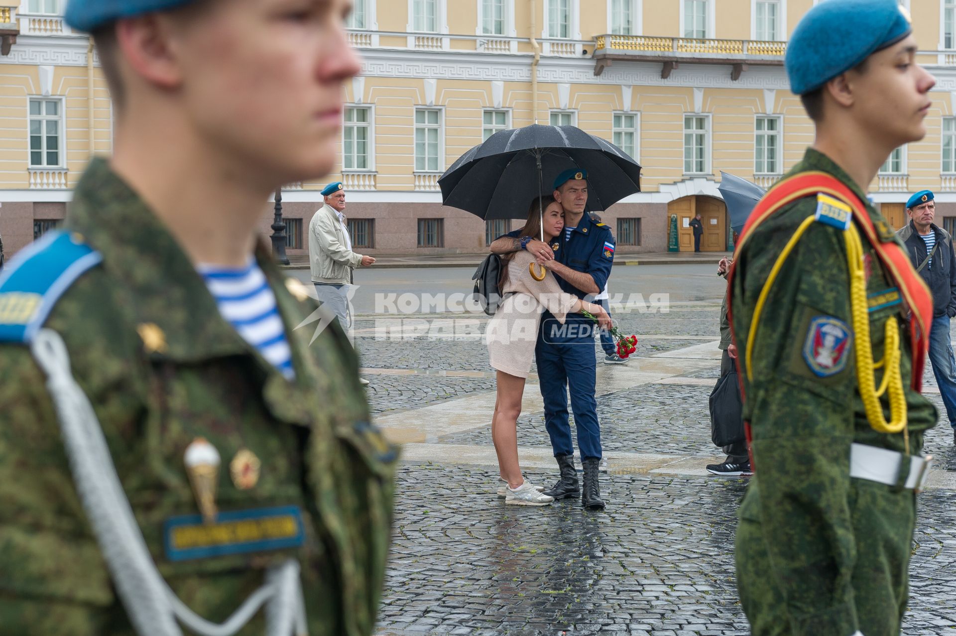 Санкт-Петербург.  Молодые люди во время празднования Дня Воздушно-десантных войск на Дворцовой площади.