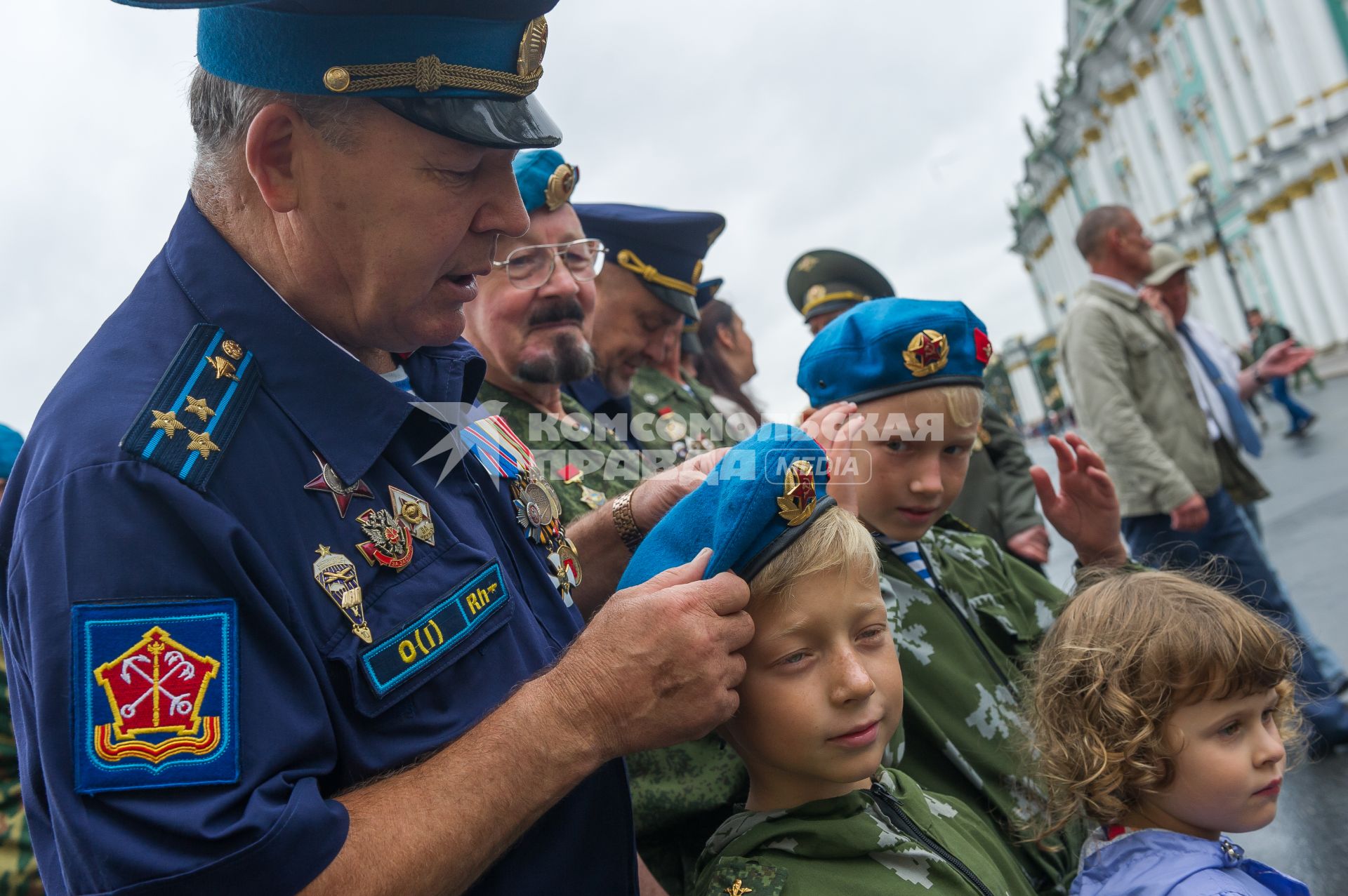 Санкт-Петербург. Десантники во время празднования Дня Воздушно-десантных войск на Дворцовой площади.