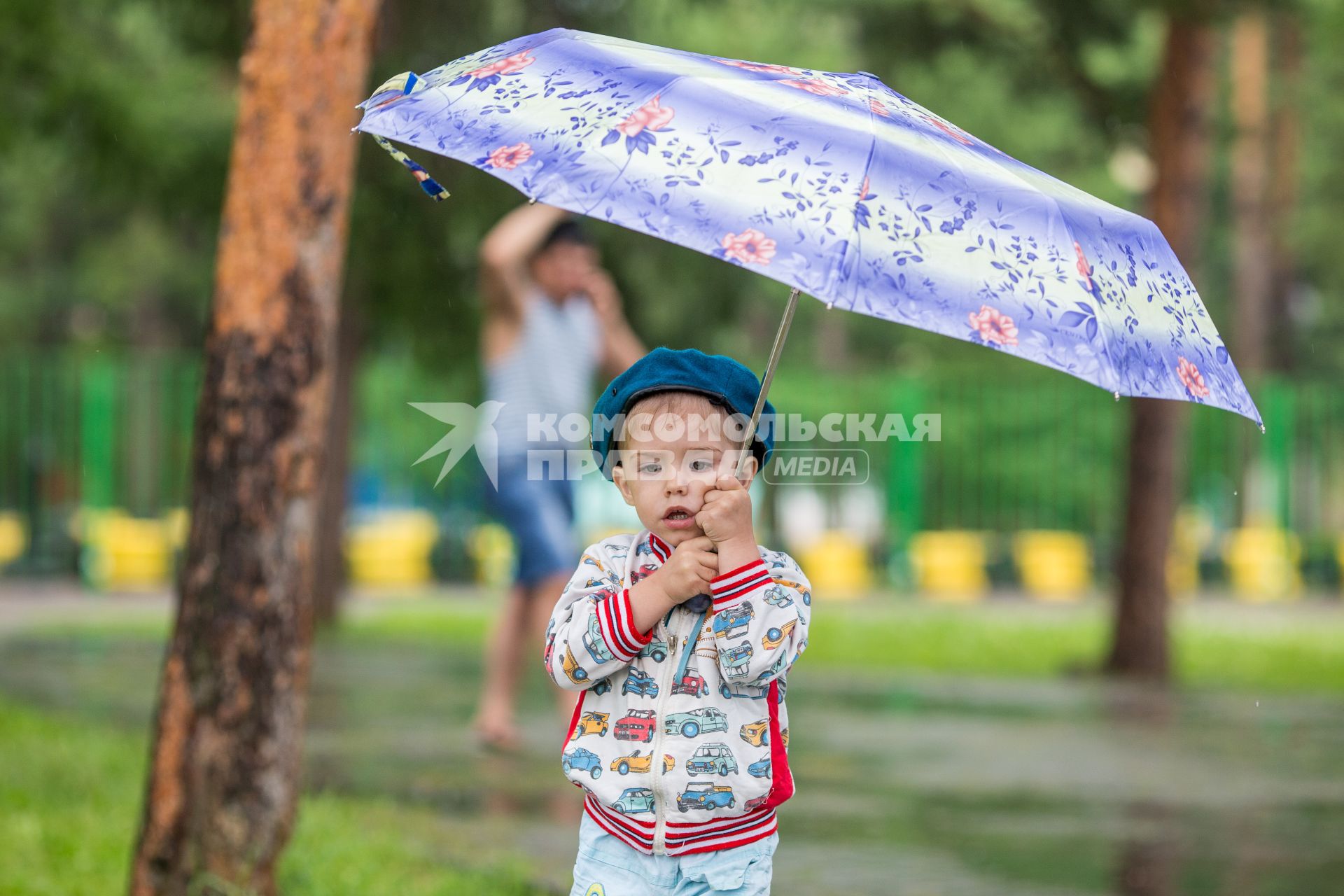 Челябинск. Мальчик с зонтом во время празднования Дня Воздушно-десантных войск России.