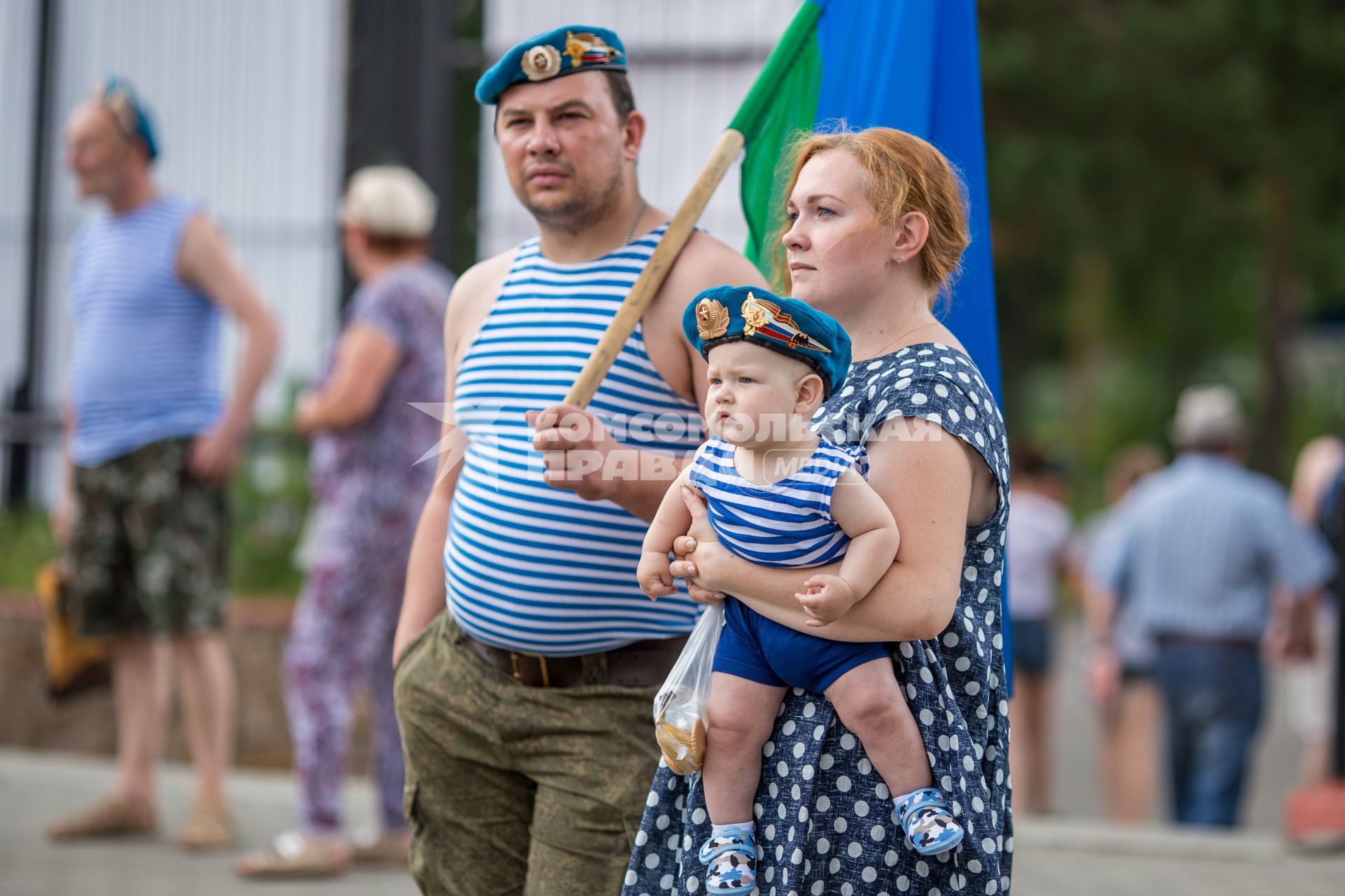 Челябинск. Мужчина и женщина с ребенком во время празднования Дня Воздушно-десантных войск России.