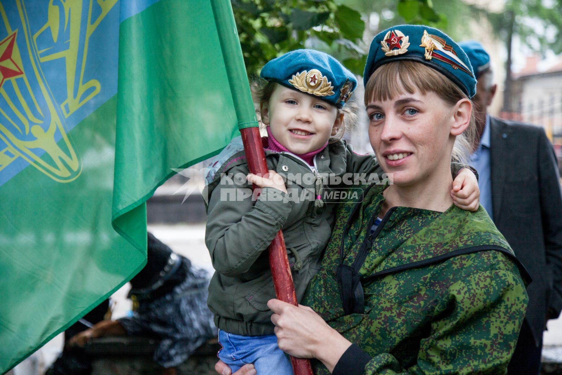 Пермь.  Женщина с ребенком во время празднования Дня Воздушно-десантных войск России.