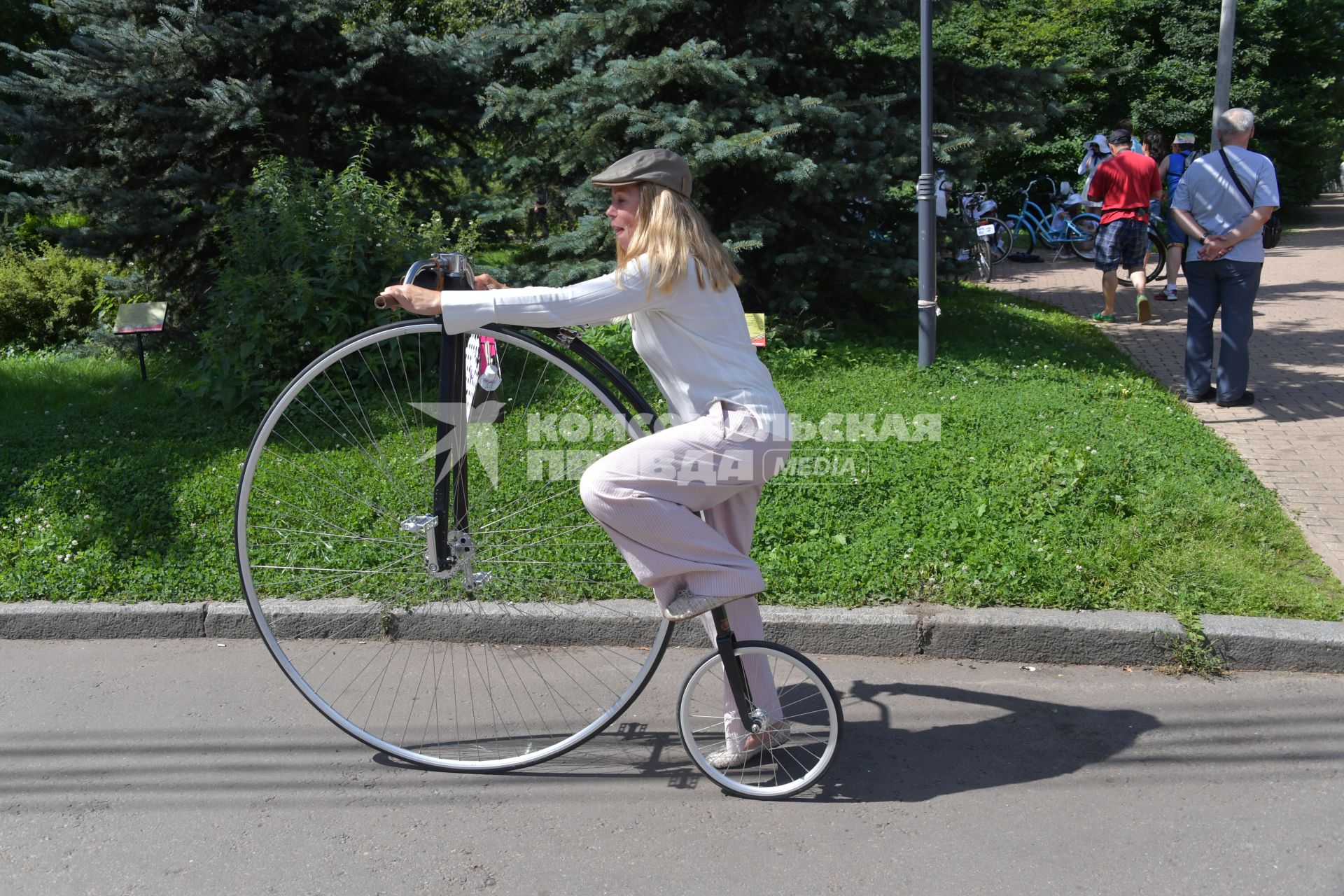 Москва. Участница  V ежегодного женского велопарада `Леди на велосипеде` в парке `Сокольники`.