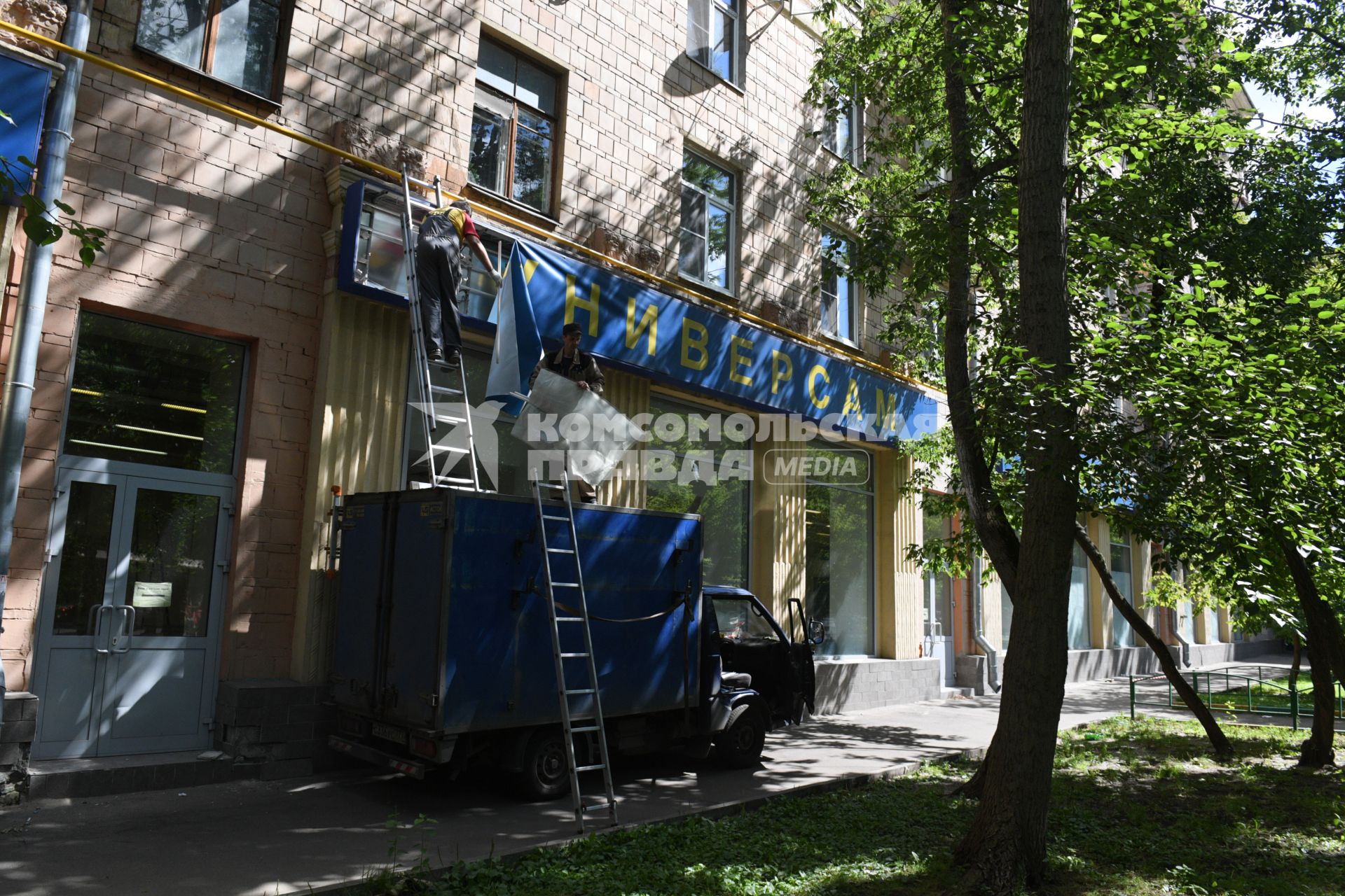 Москва. Закрытие магазина торговой сети `Седьмой континент` на Петровско-Разумовском проезде.