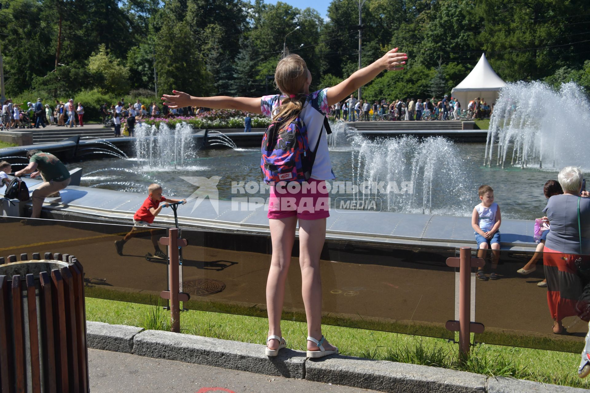 Москва.  Девочка у фонтана в парке `Сокольники`.