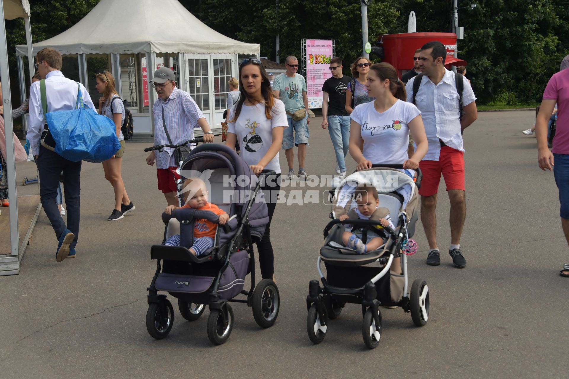 Москва.   Женщины с детьми гуляют в парке `Сокольники`.