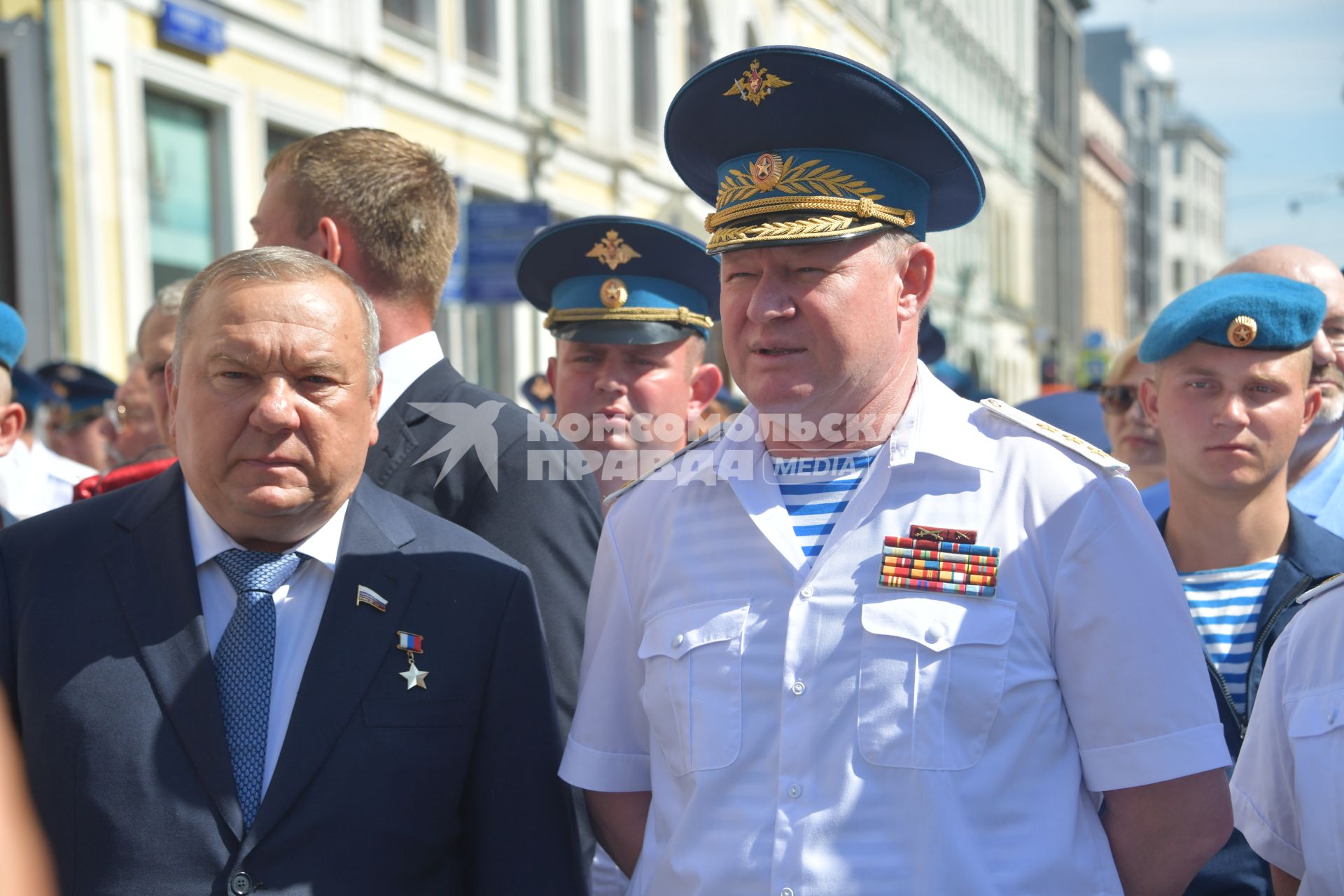 Москва.  Председатель  комитета ГД РФ по обороне, генерал-полковник Владимир Шаманов и командующий Воздушно-десантными войсками генерал-полковник Андрей Сердюков  (справа) во время празднования Дня Воздушно-десантных войск .