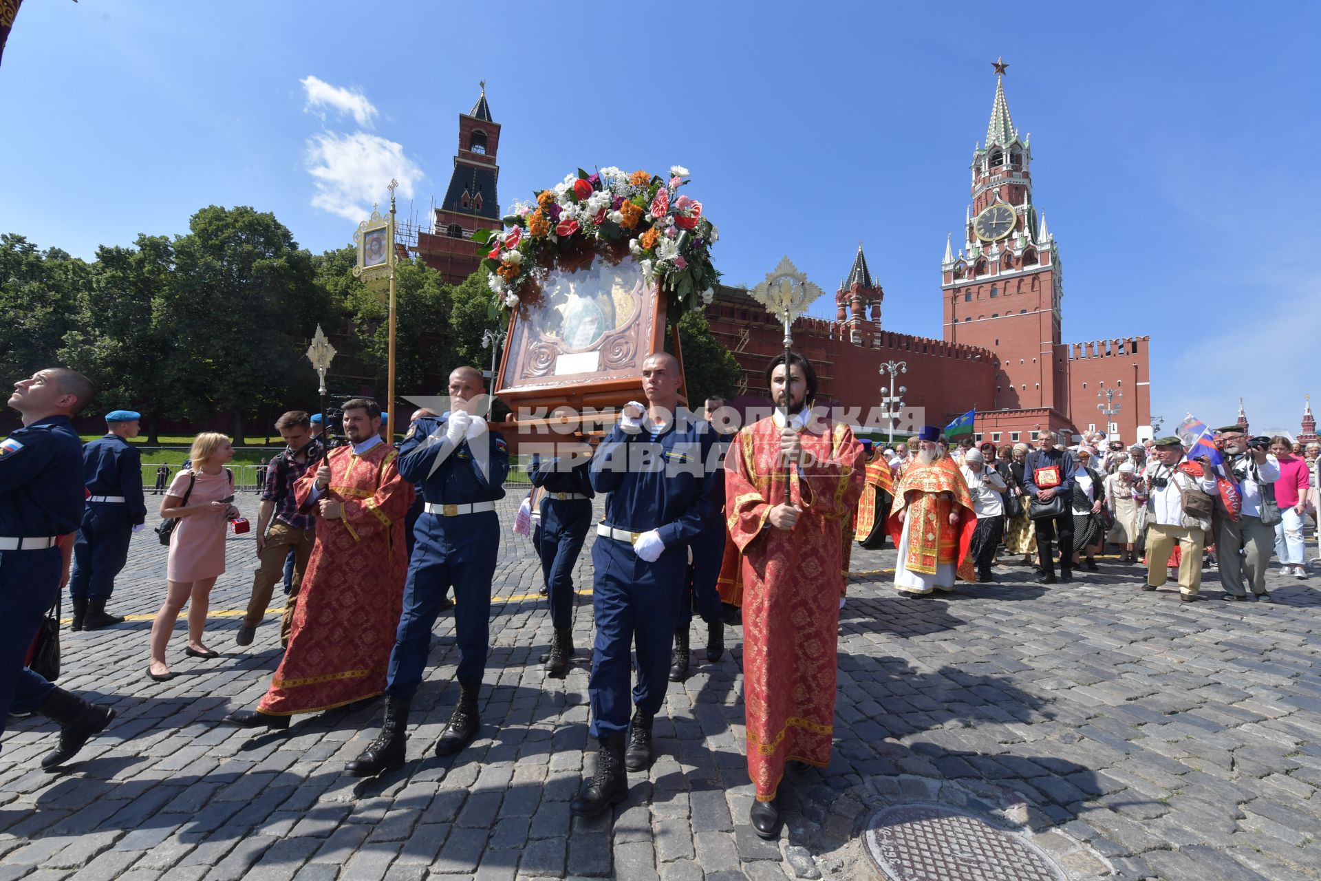 Москва.  Крестный ход  в честь празднования Дня Воздушно-десантных войск .