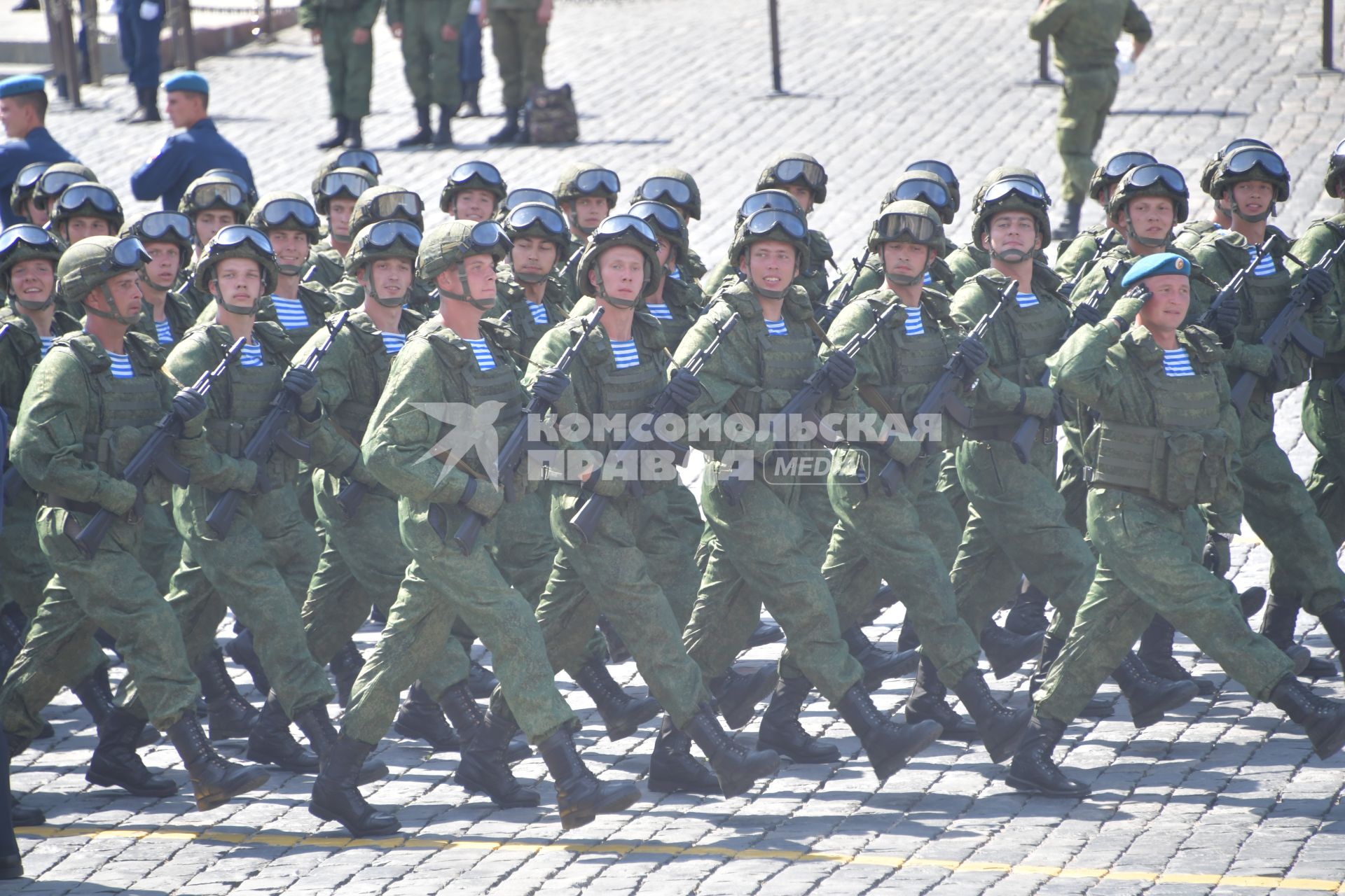 Москва. Военнослужащие на Красной площади во время празднования Дня Воздушно-десантных войск.