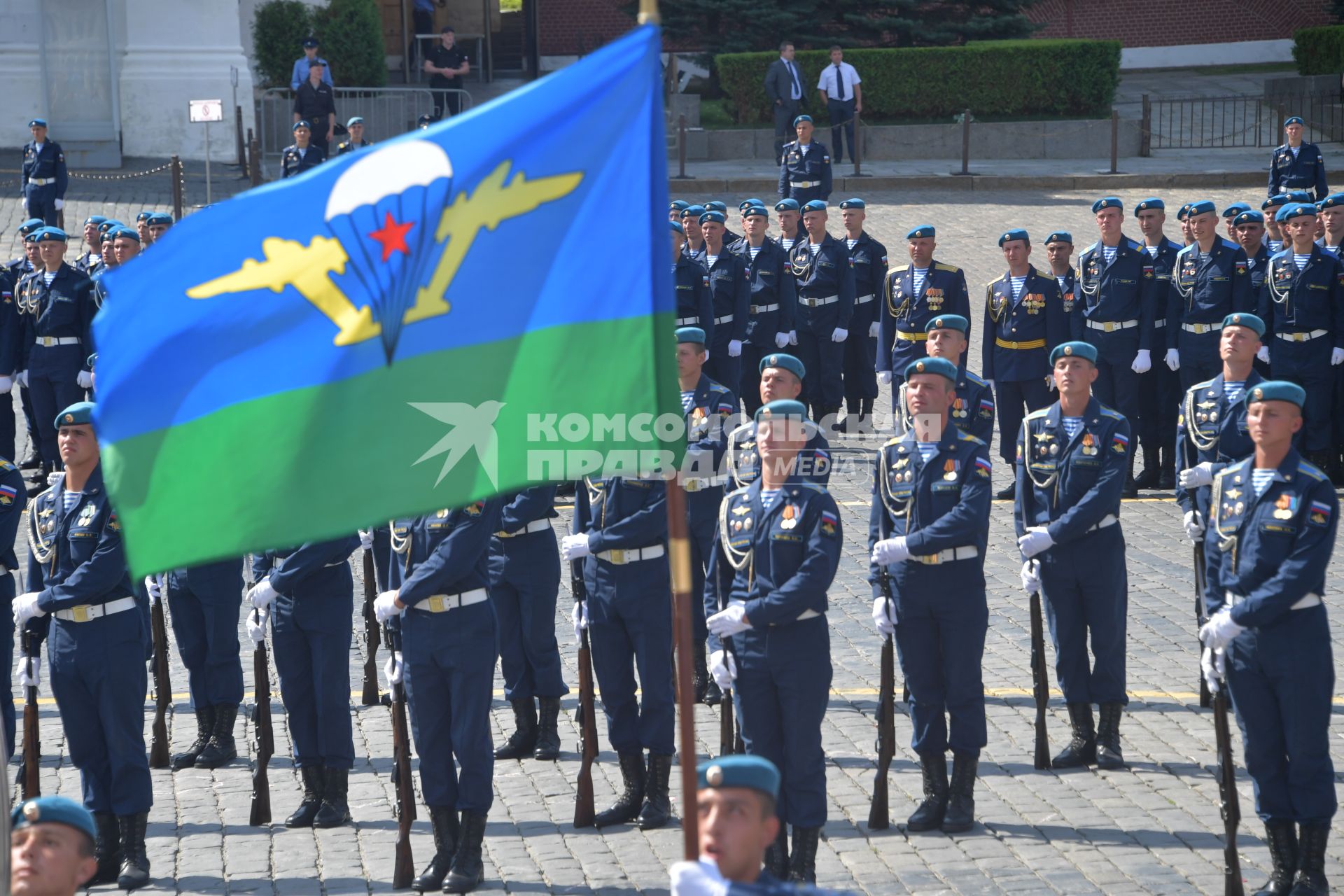 Москва. Военнослужащие на Красной площади во время празднования Дня Воздушно-десантных войск.