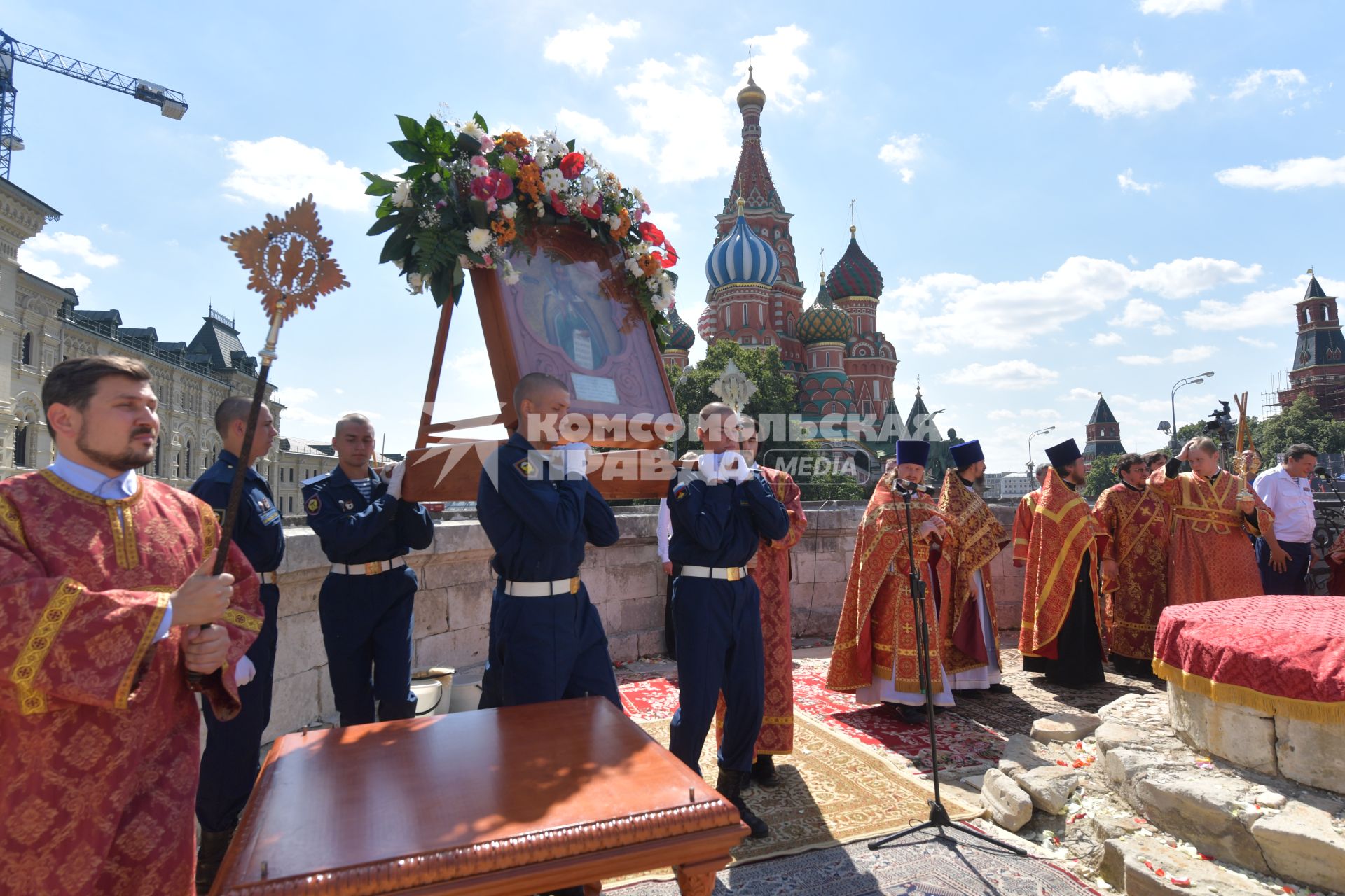 Москва.  Крестный ход  в честь празднования Дня Воздушно-десантных войск .