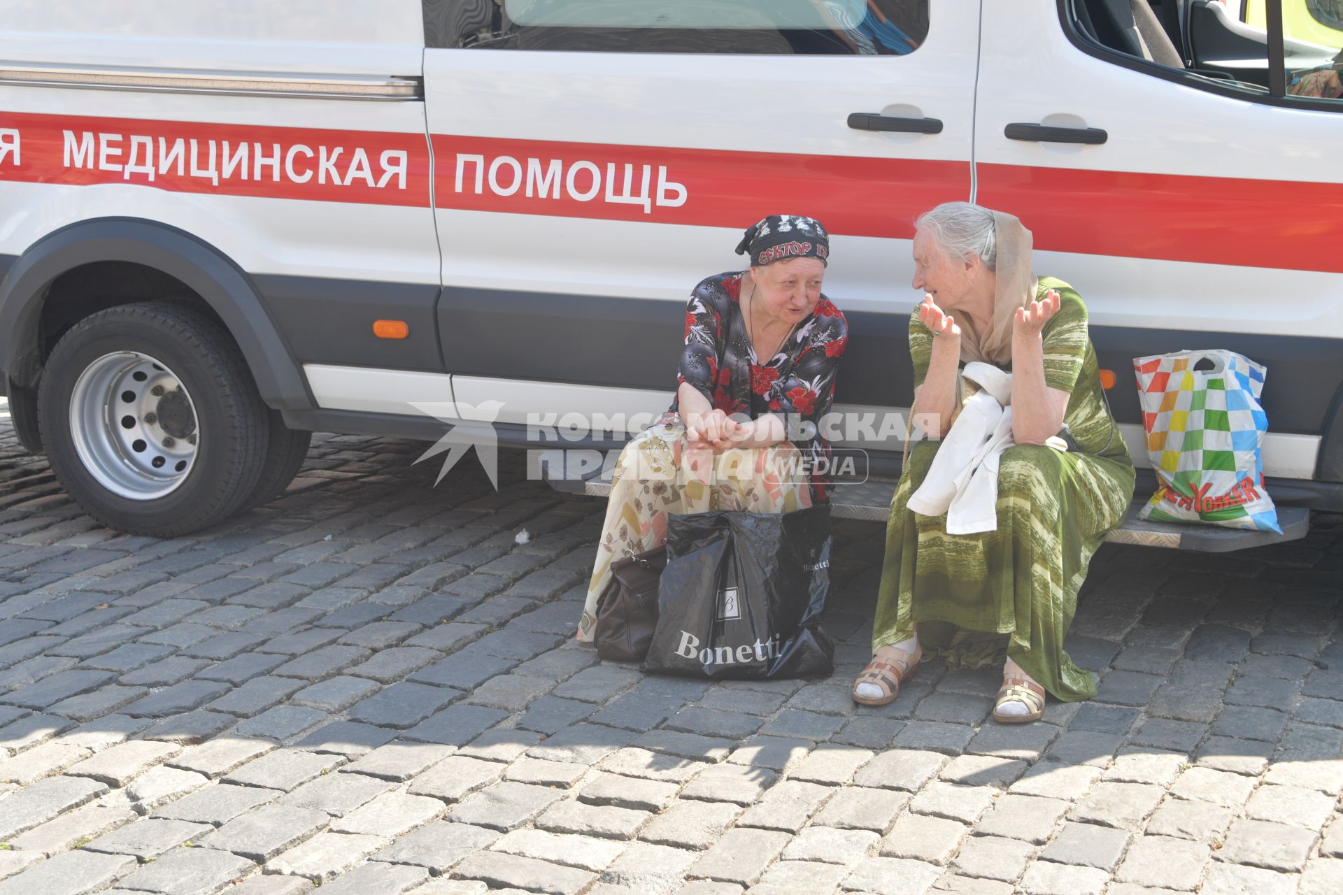 Москва. Пенсионерки  сидят около  машины скорая медицинская  помощь.