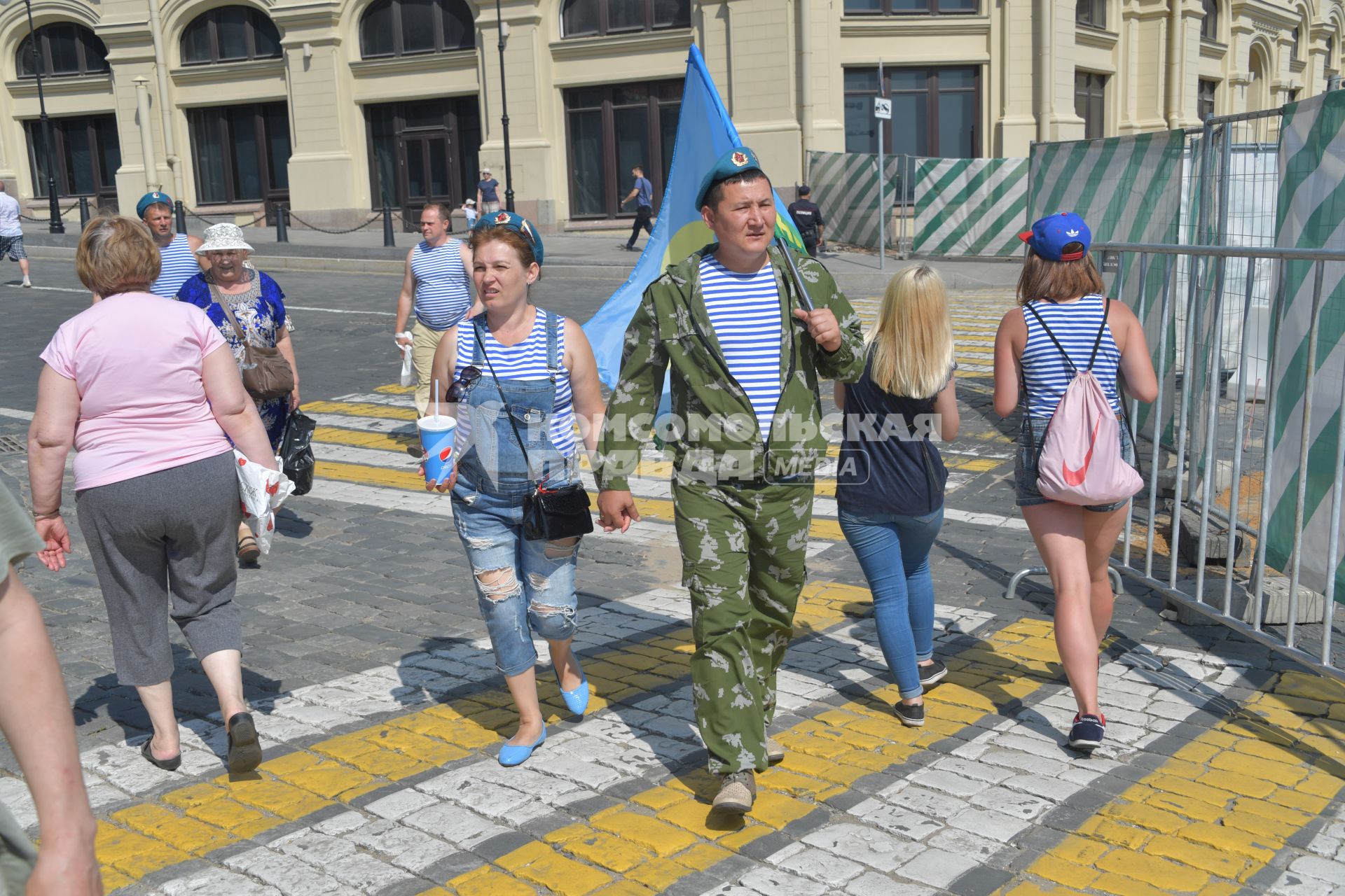 Москва. Десантник  во время празднования Дня Воздушно-десантных войск России  на Красной площади.