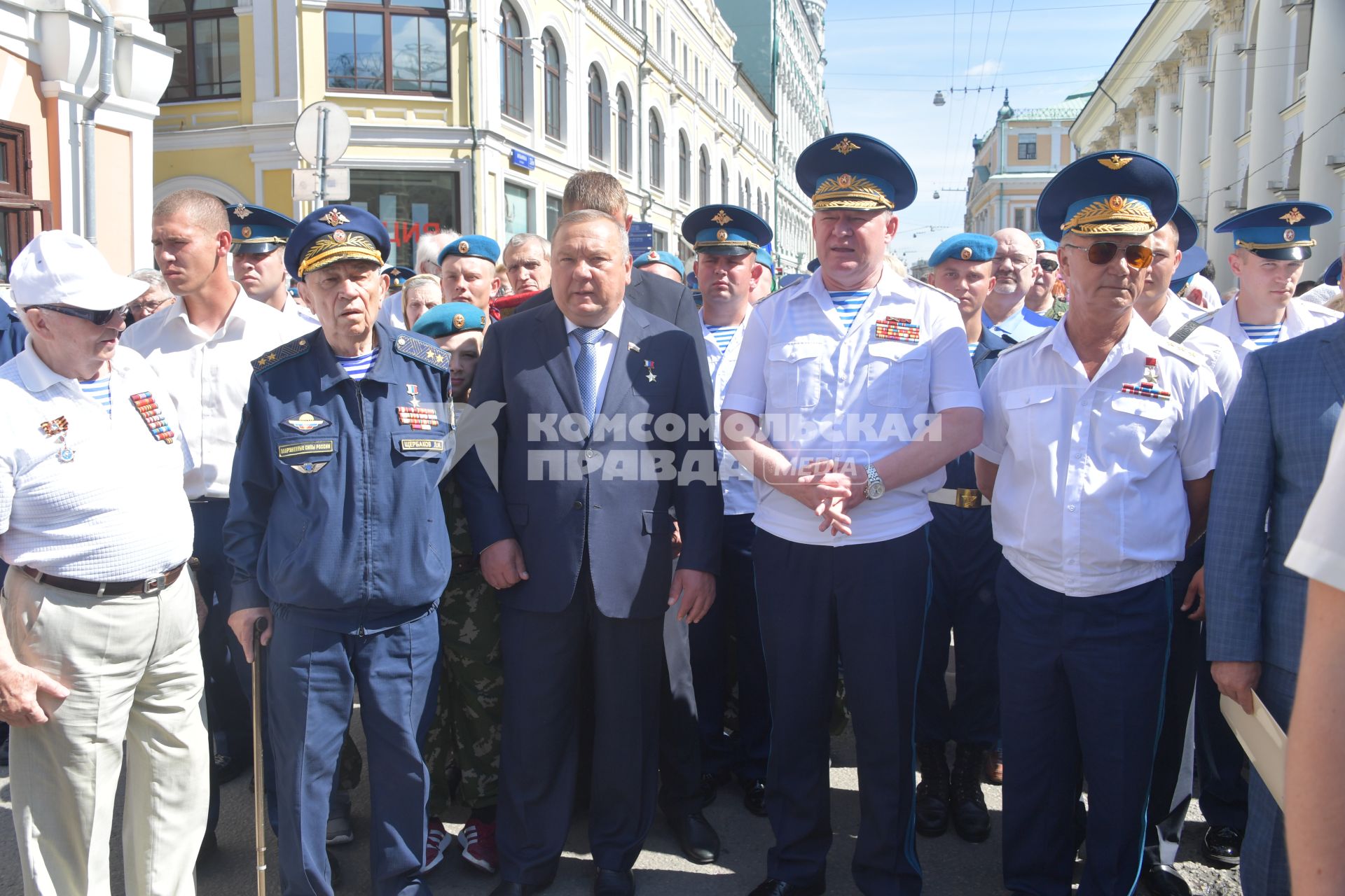 Москва. Генерал-лейтенант в отставке Леонид Щербаков  (третий слева), председатель  комитета ГД РФ по обороне, генерал-полковник Владимир Шаманов ( третий справа) и командующий Воздушно-десантными войсками генерал-полковник Андрей Сердюков  ( второй справа) во время празднования Дня Воздушно-десантных войск .