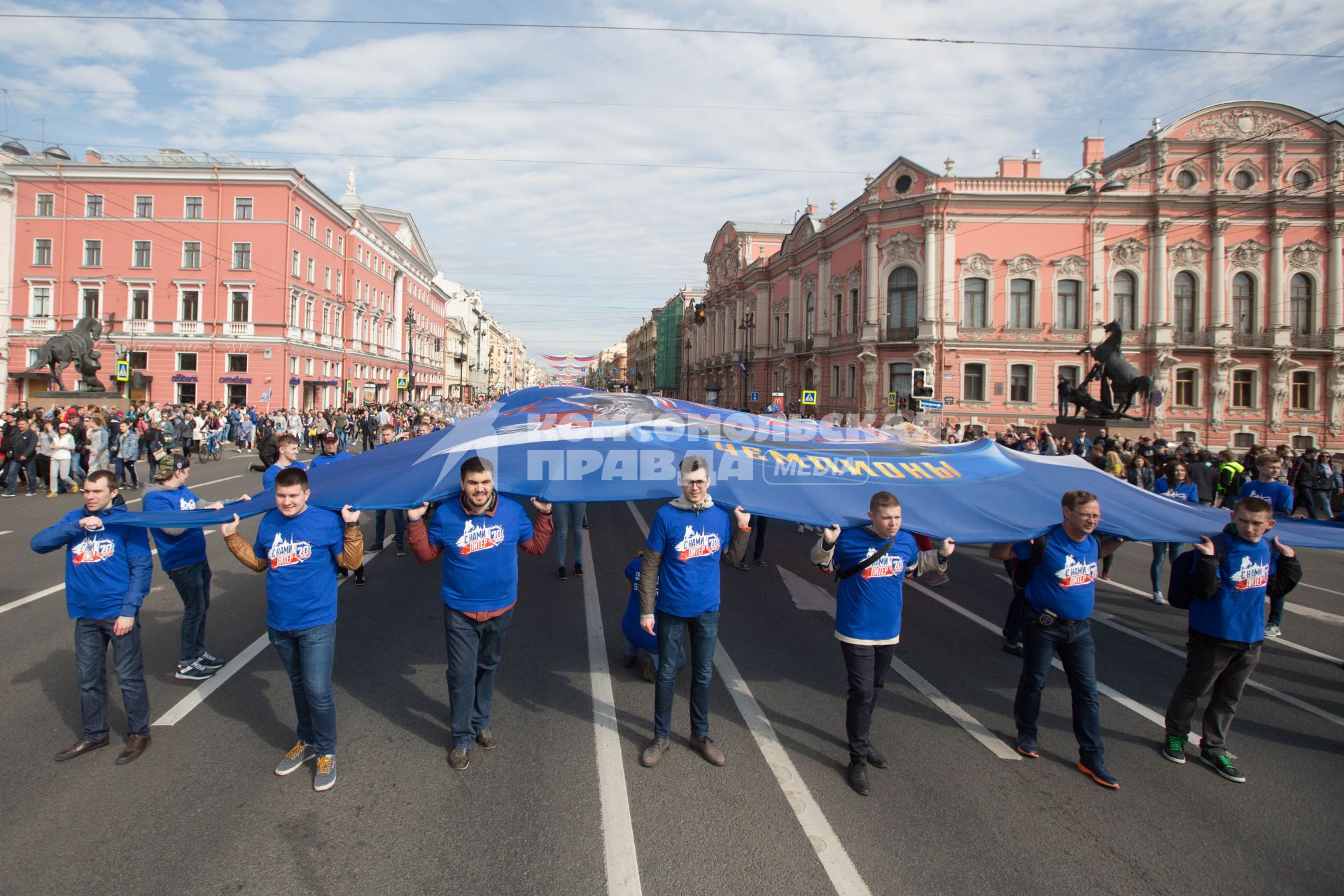 Санкт-Петербург.   Во время чемпионского парада хоккеистов СКА, ставшими обладателями Кубка Гагарина чемпионата КХЛ-2017.