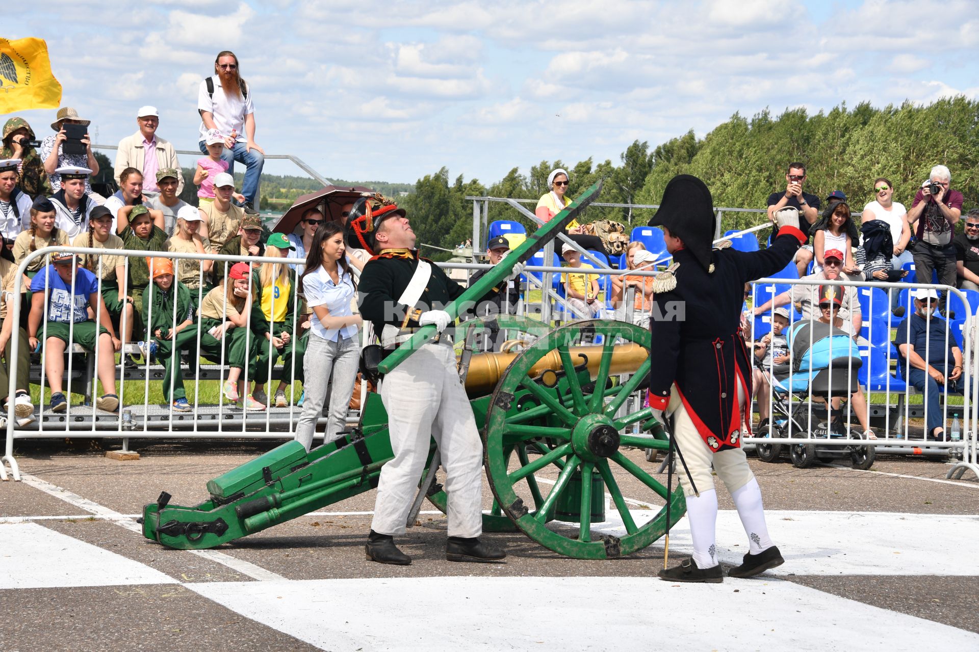 Московская область, Бородино. Реконструкторы в исторических костюмах  французской армии времен Отечественной войны 1812 года перед началом турнира `Живые шахматы` на территории  Бородинского военно-исторического музея-заповедника.