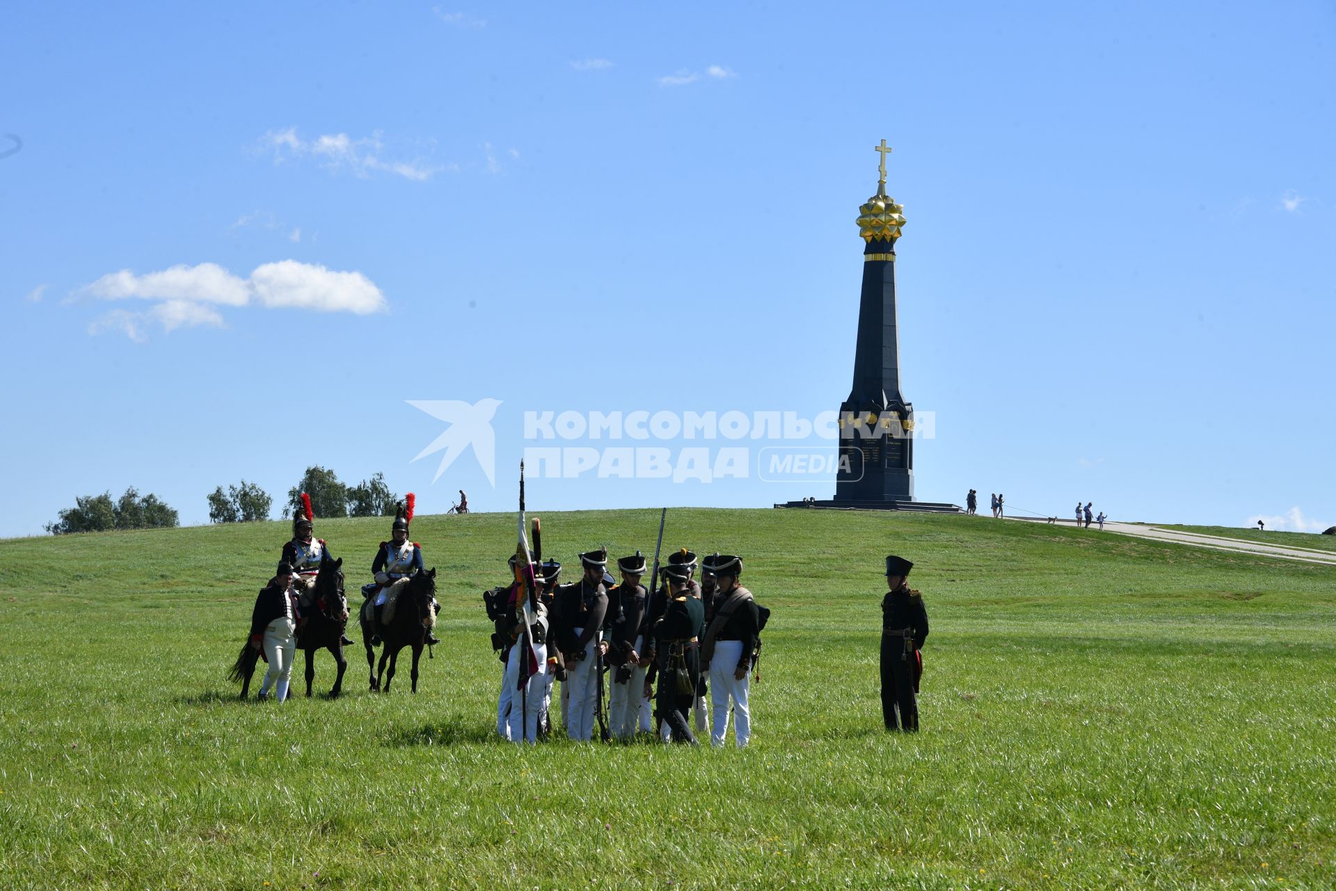 Московская область, Бородино. Реконструкторы в исторических костюмах русской армии времен Отечественной войны 1812 года перед началом турнира `Живые шахматы` на территории  Бородинского военно-исторического музея-заповедника.
