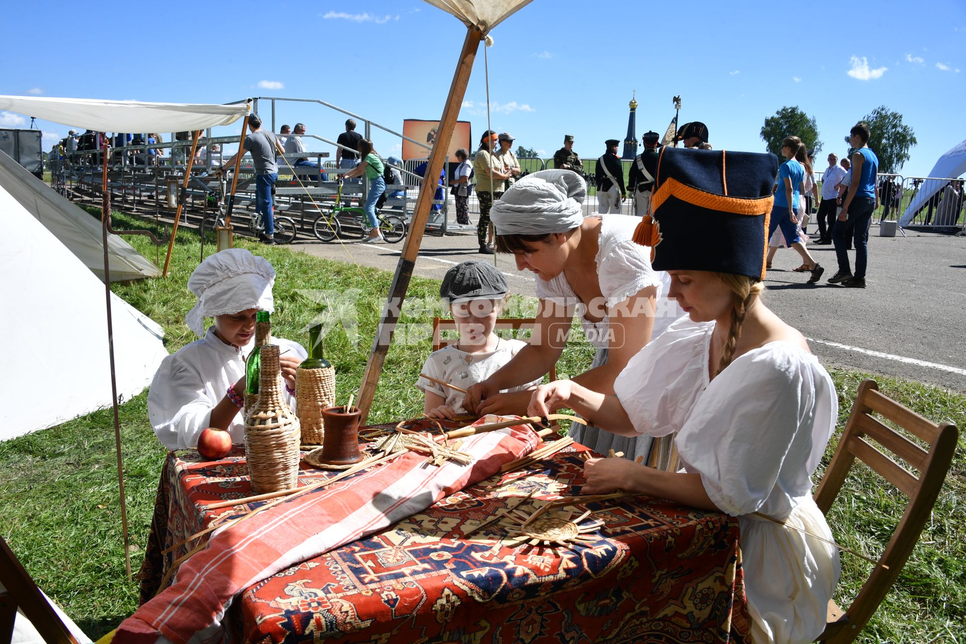 Московская область, Бородино. Реконструкторы в исторических костюмах  времен Отечественной войны 1812 года перед началом турнира `Живые шахматы` на территории  Бородинского военно-исторического музея-заповедника.