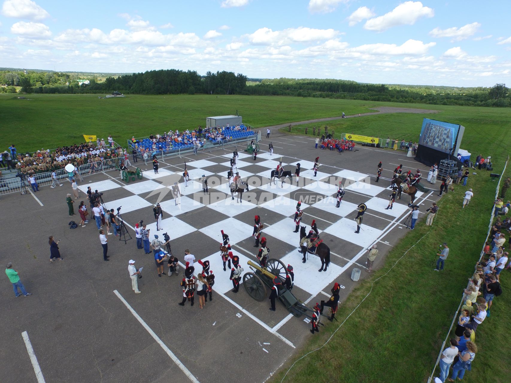 Московская область, Бородино. Реконструкторы в исторических костюмах русской и французской армий времен Отечественной войны 1812 года участвуют в турнире `Живые шахматы` на территории Бородинского военно-исторического  музея-заповедника.