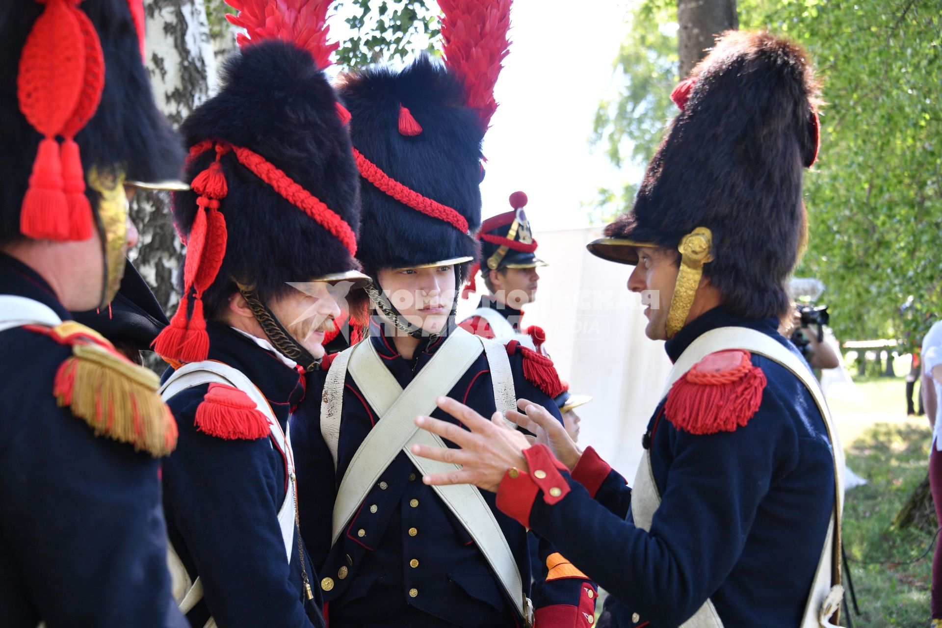 Московская область, Бородино. Реконструкторы в исторических костюмах французской армии времен Отечественной войны 1812 года перед началом турнира `Живые шахматы` на территории  Бородинского военно-исторического музея-заповедника.