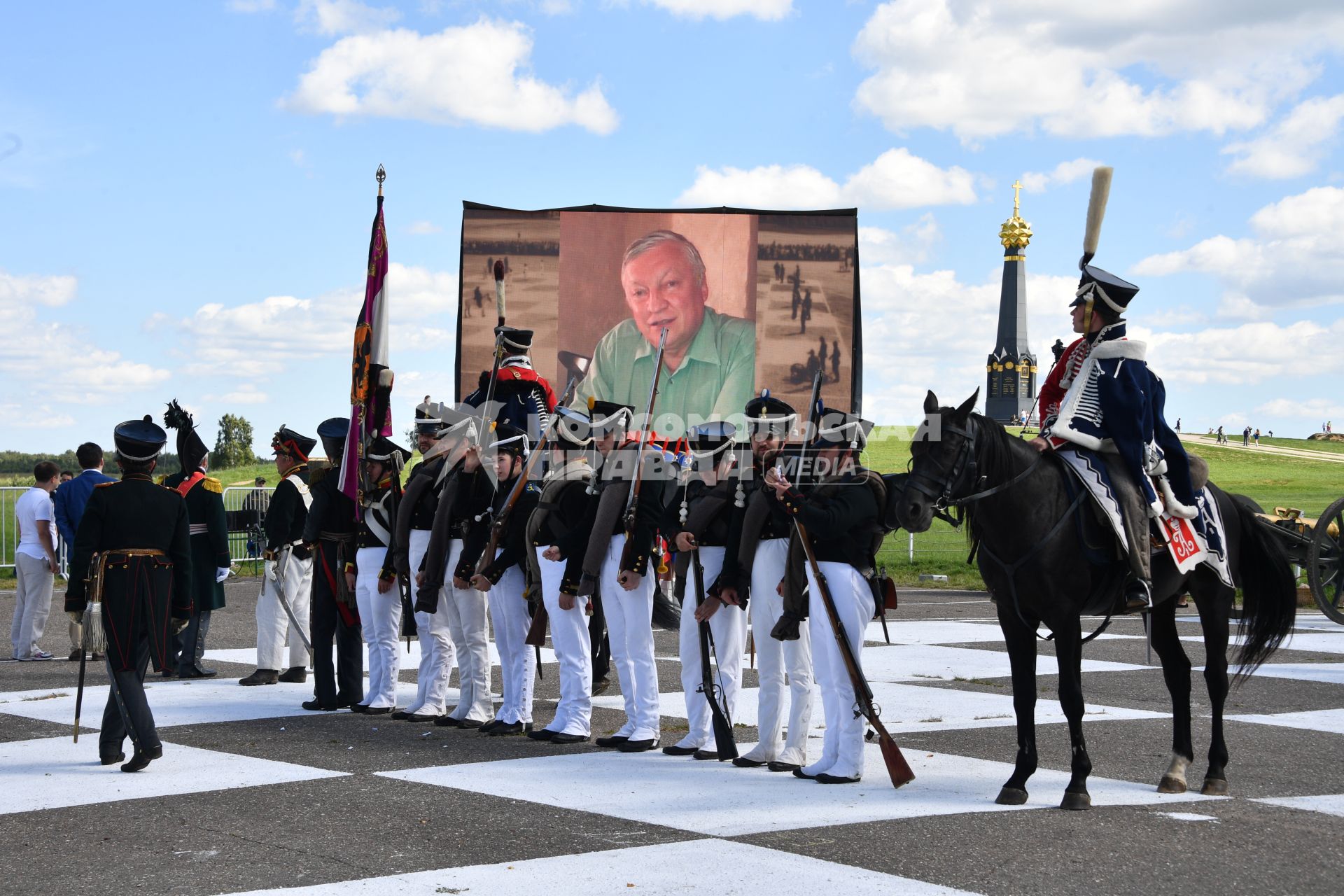 Московская область, Бородино. Реконструкторы в исторических костюмах русской армии времен Отечественной войны 1812 года перед началом турнира `Живые шахматы` на территории  Бородинского военно-исторического музея-заповедника.