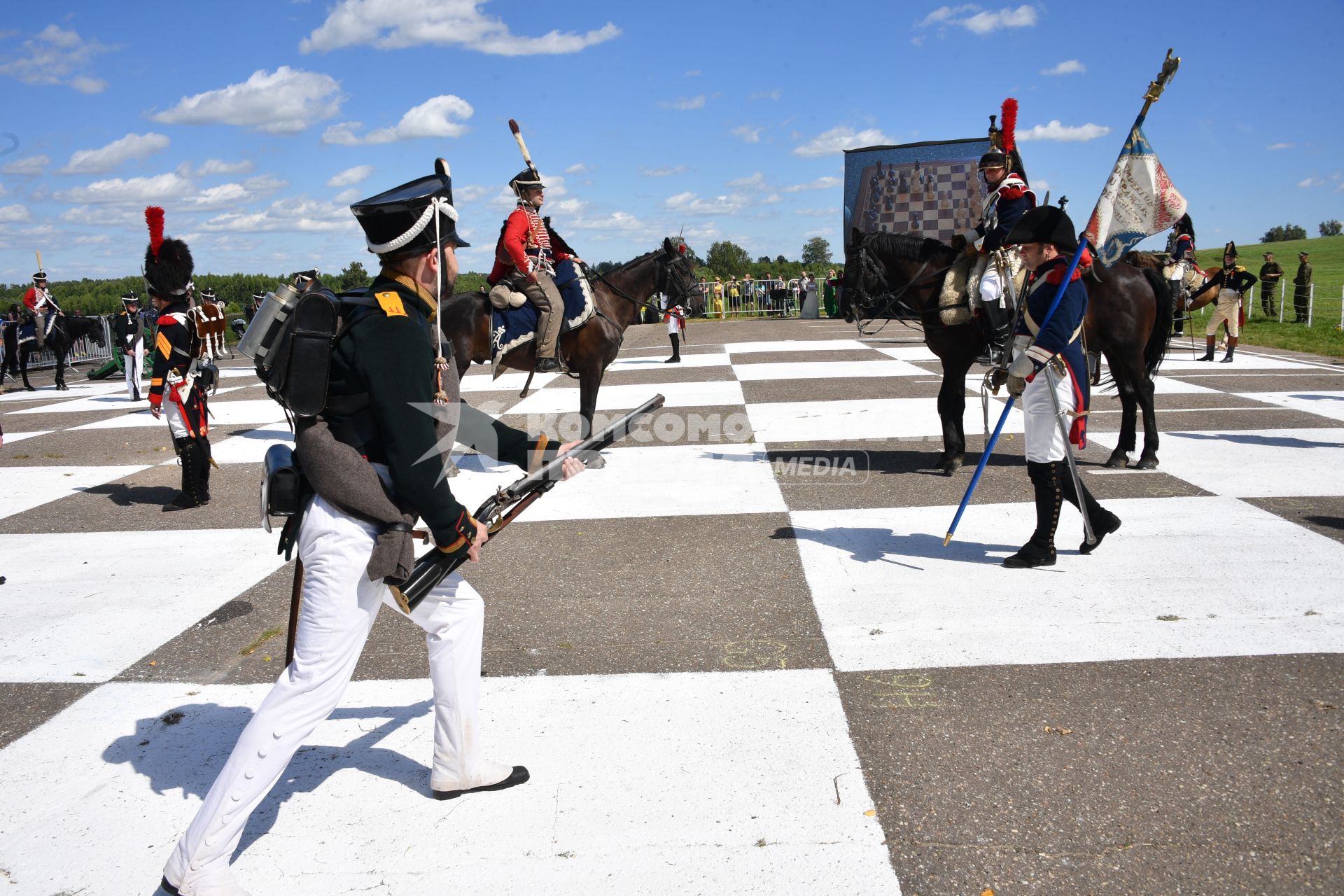 Московская область, Бородино. Реконструкторы в исторических костюмах русской армии времен Отечественной войны 1812 года перед началом турнира `Живые шахматы` на территории  Бородинского военно-исторического музея-заповедника.