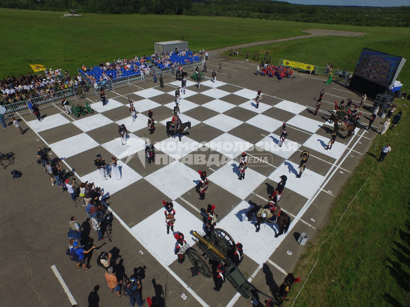 Московская область, Бородино. Реконструкторы в исторических костюмах русской и французской армий времен Отечественной войны 1812 года участвуют в турнире `Живые шахматы` на территории Бородинского военно-исторического  музея-заповедника.