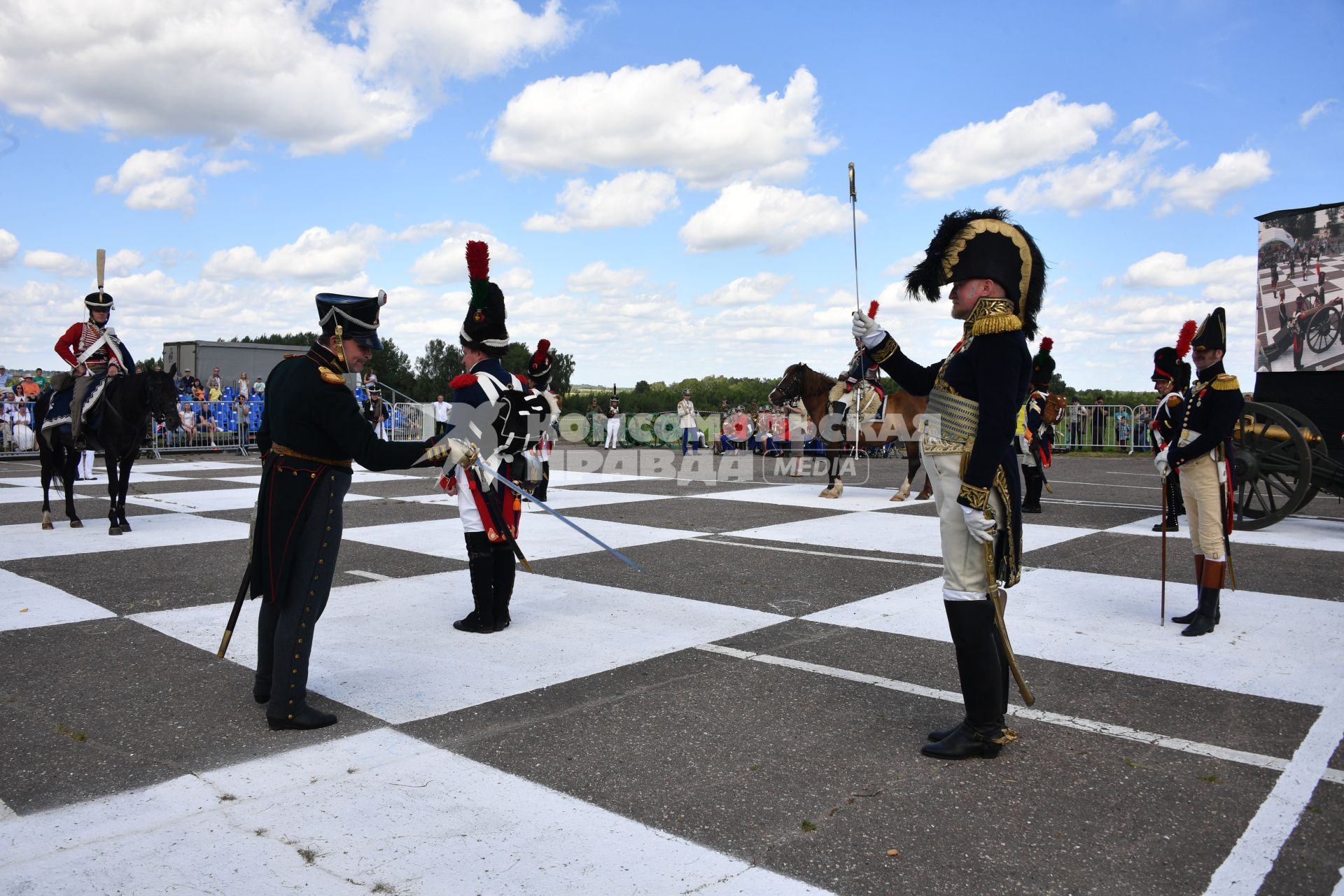 Московская область, Бородино. Реконструкторы в исторических костюмах русской армии времен Отечественной войны 1812 года перед началом турнира `Живые шахматы` на территории  Бородинского военно-исторического музея-заповедника.