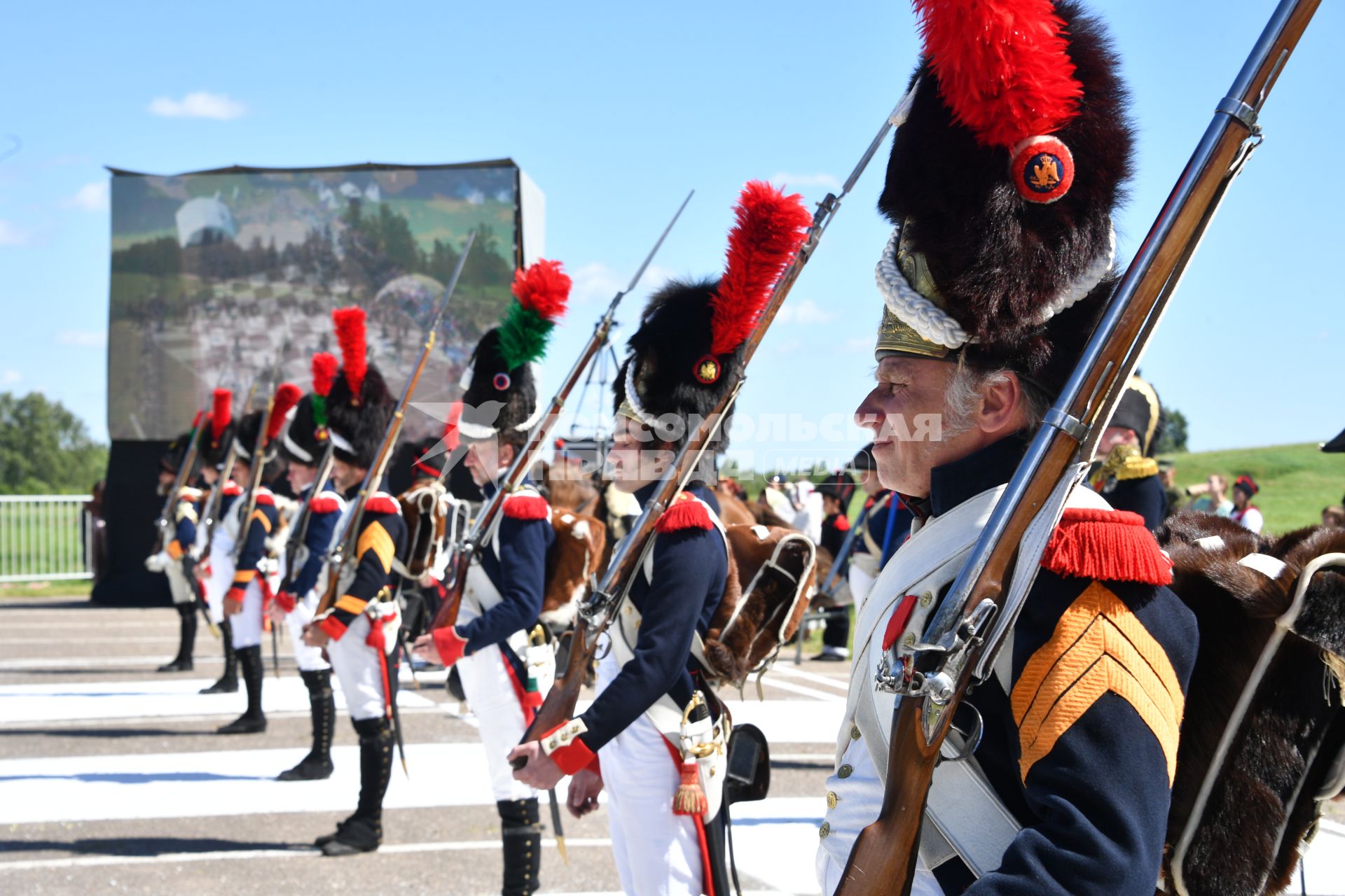 Московская область, Бородино. Реконструкторы в исторических костюмах французской армии времен Отечественной войны 1812 года перед началом турнира `Живые шахматы` на территории  Бородинского военно-исторического музея-заповедника.