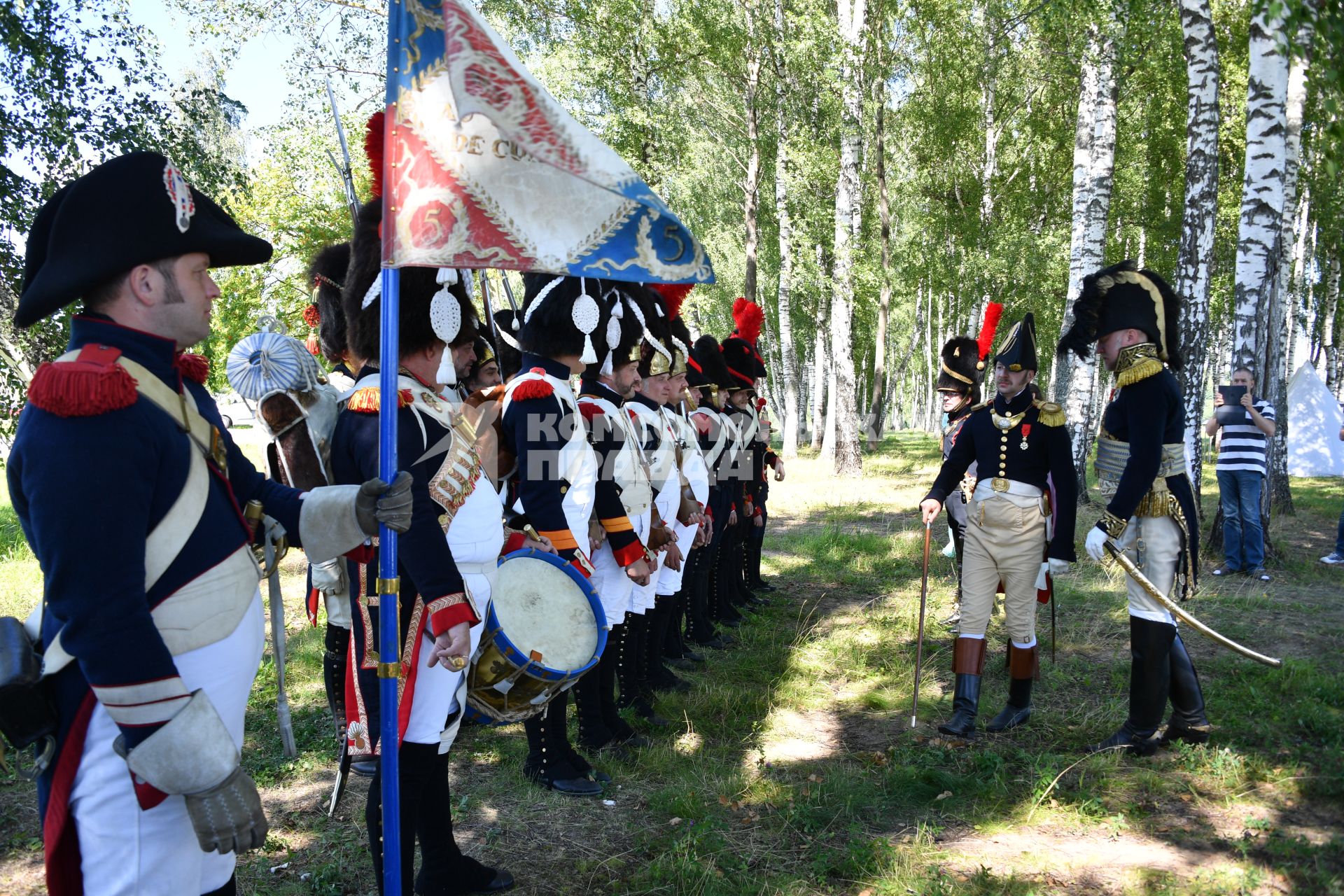 Московская область, Бородино. Реконструкторы в исторических костюмах французской армии времен Отечественной войны 1812 года перед началом турнира `Живые шахматы` на территории  Бородинского военно-исторического музея-заповедника.