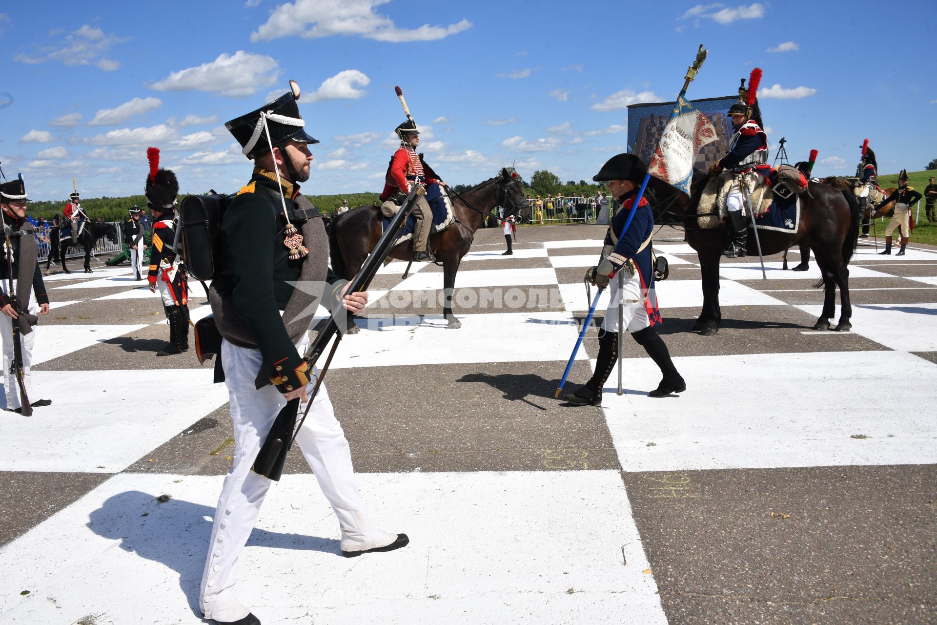 Московская область, Бородино. Реконструкторы в исторических костюмах русской  и французской армий времен Отечественной войны 1812 года перед началом турнира `Живые шахматы` на территории  Бородинского военно-исторического музея-заповедника.