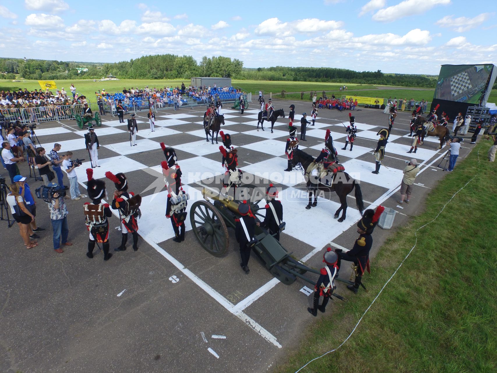 Московская область, Бородино. Реконструкторы в исторических костюмах русской и французской армий времен Отечественной войны 1812 года участвуют в турнире `Живые шахматы` на территории Бородинского военно-исторического  музея-заповедника.