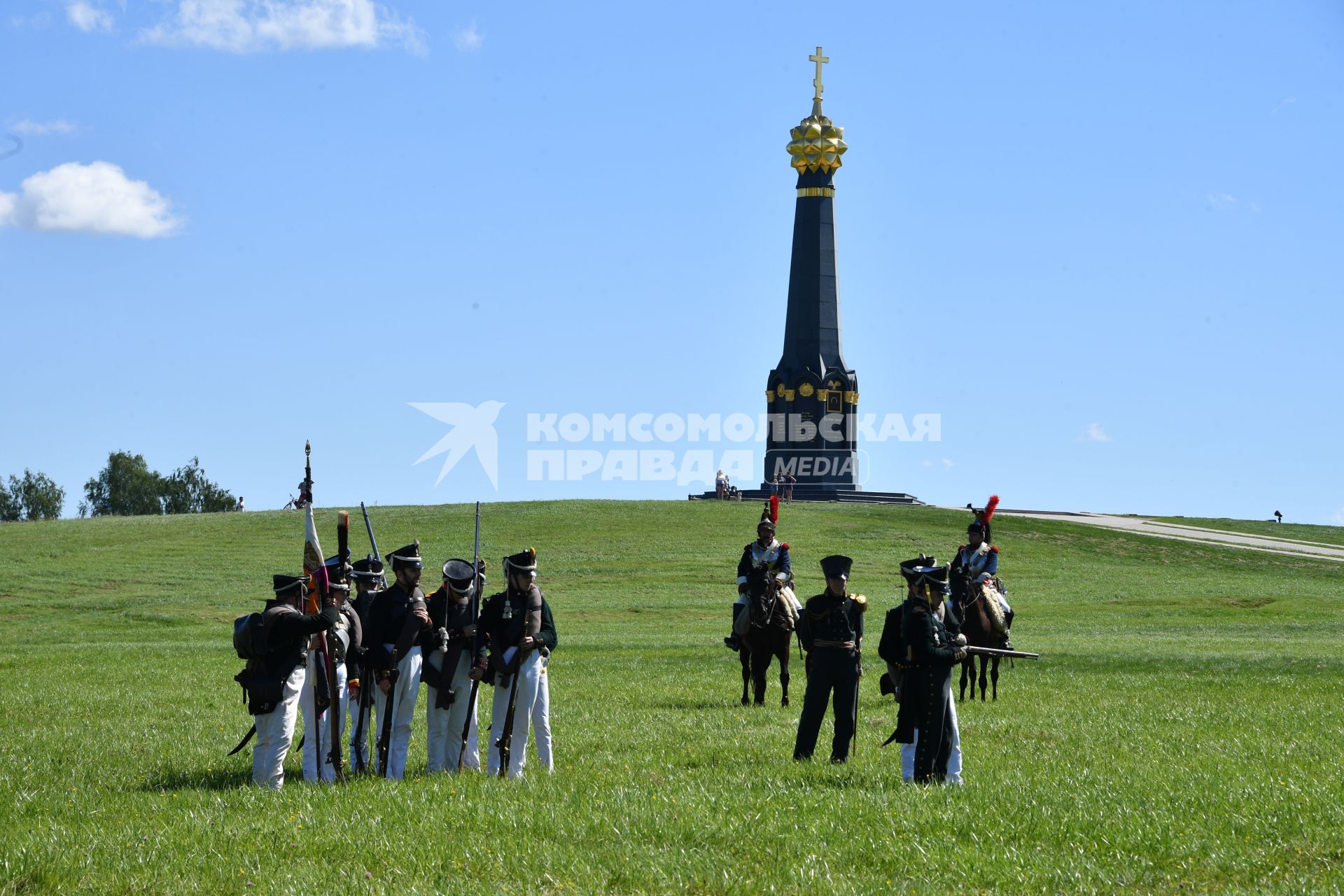 Московская область, Бородино. Реконструкторы в исторических костюмах русской армии времен Отечественной войны 1812 года перед началом турнира `Живые шахматы` на территории  Бородинского военно-исторического музея-заповедника.