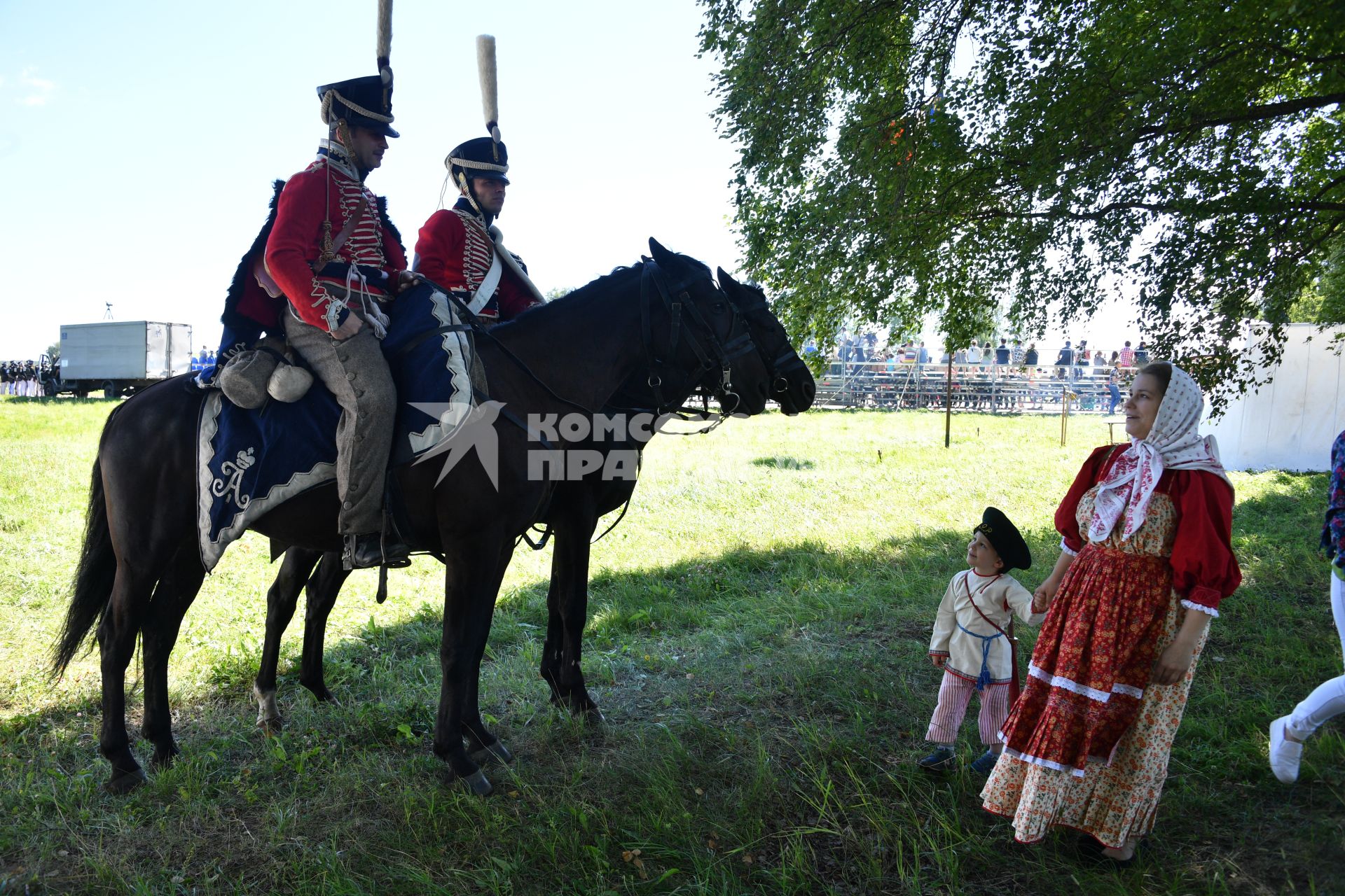 Московская область, Бородино. Реконструкторы в исторических костюмах русской  и французской армии времен Отечественной войны 1812 года перед началом турнира `Живые шахматы` на территории  Бородинского военно-исторического музея-заповедника.