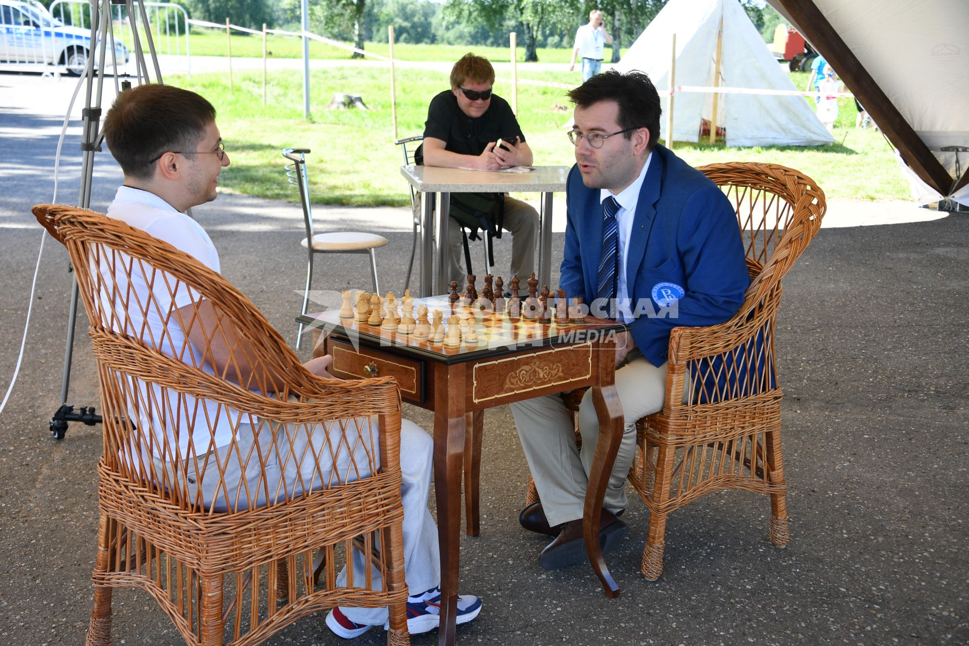 Московская область, Бородино. Историческую шахматную партию разыграли Дмитрий Яковенко и преподаватель Высшей школы Экономики Михаил Стровский (справа).