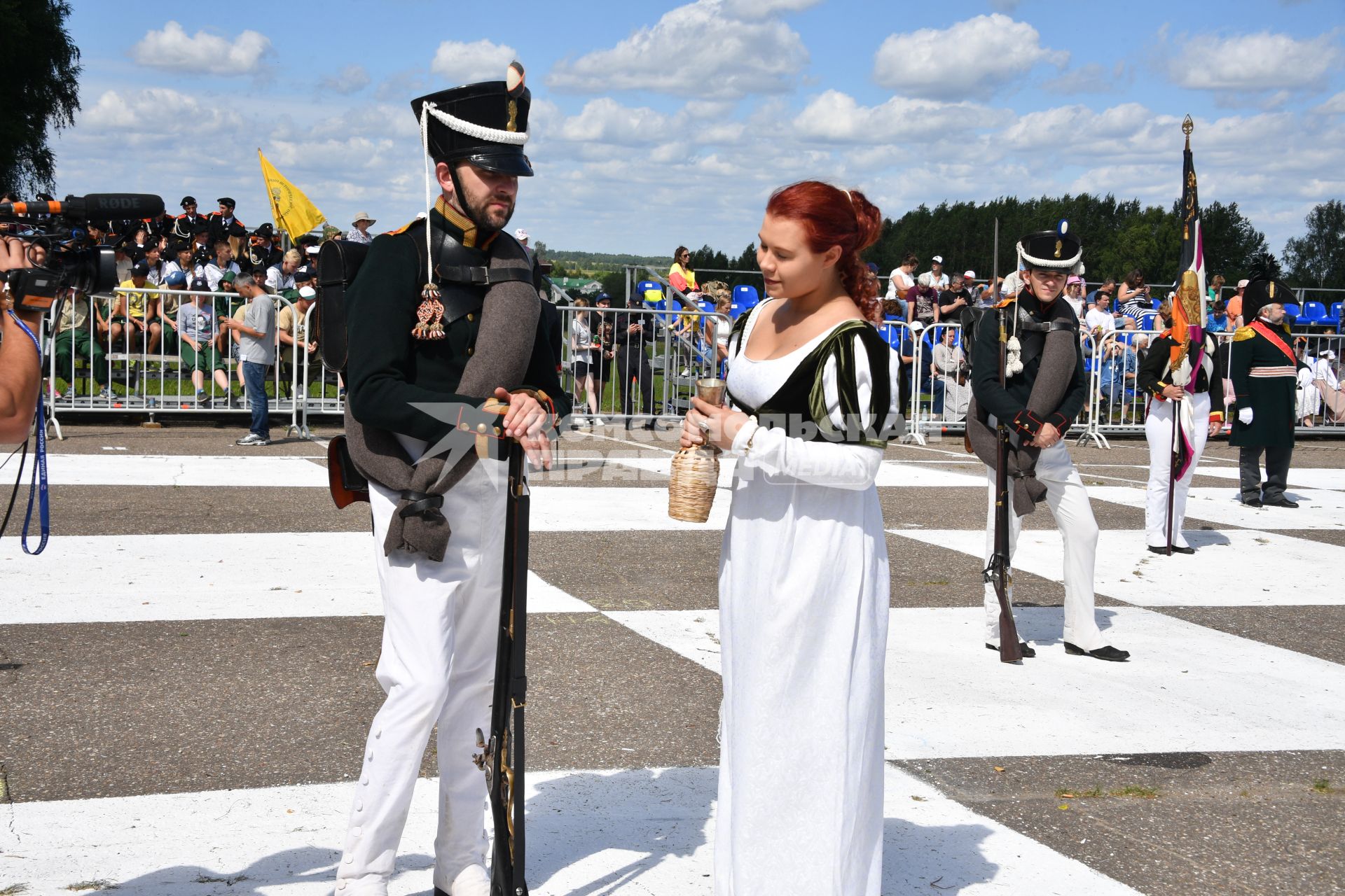 Московская область, Бородино. Реконструкторы в исторических костюмах  русской армии времен Отечественной войны 1812 года перед началом турнира `Живые шахматы` на территории  Бородинского военно-исторического музея-заповедника.