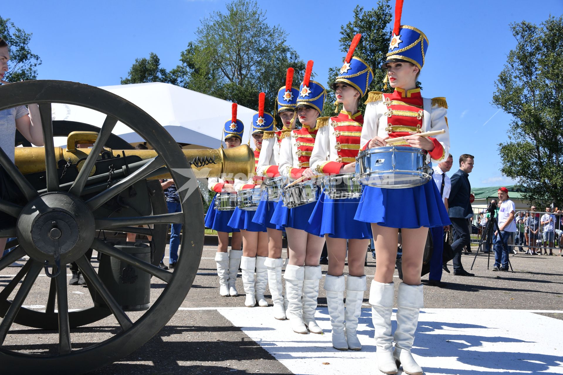 Московская область, Бородино. Девушки- барабанщицы перед началом турнира   `Живые шахматы`на территории военно-исторического  музея-заповедника Бородинское поле.