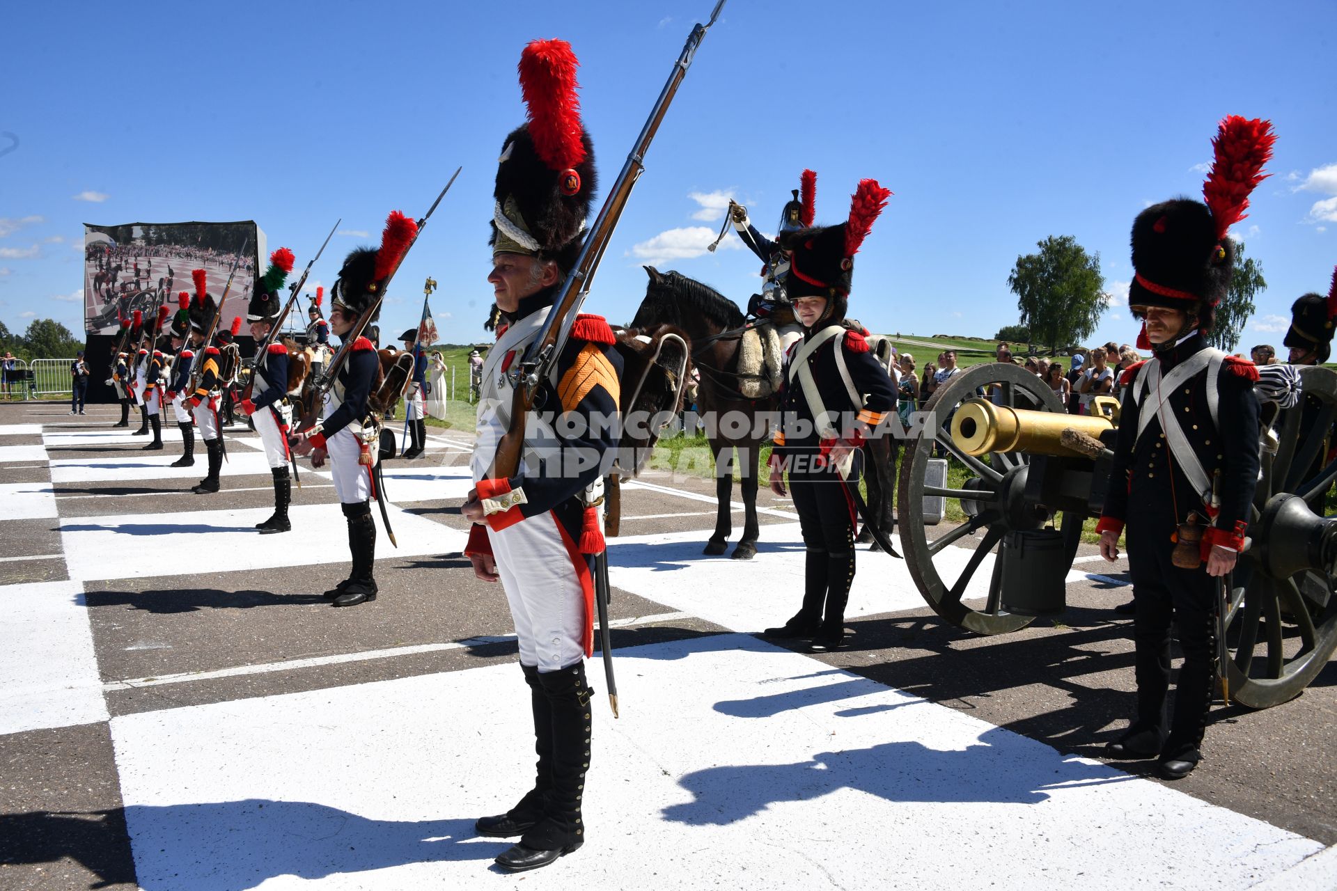 Московская область, Бородино. Реконструкторы в исторических костюмах французской армии времен Отечественной войны 1812 года перед началом турнира `Живые шахматы` на территории  Бородинского военно-исторического музея-заповедника.