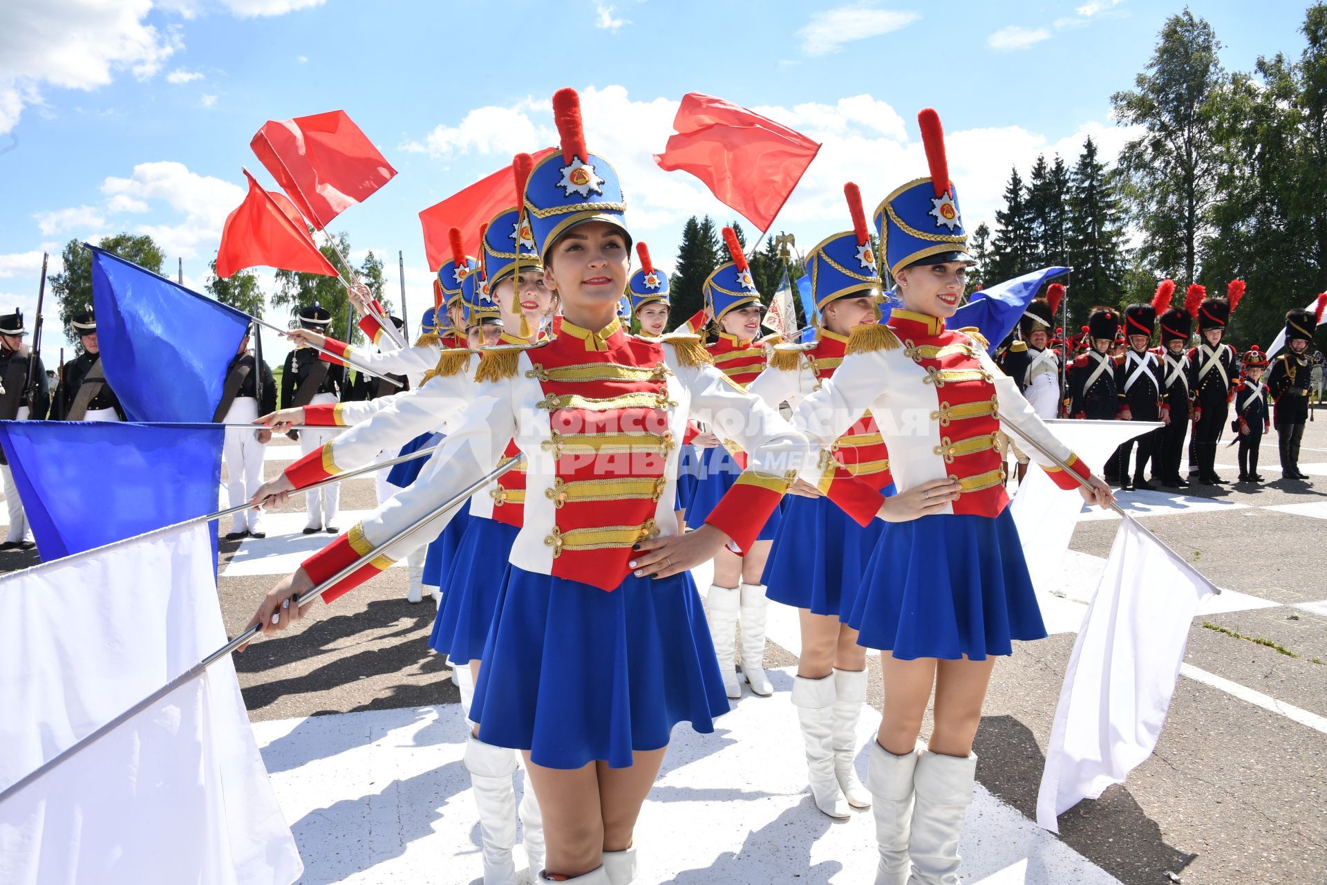 Московская область, Бородино. Девушки- барабанщицы перед началом турнира   `Живые шахматы`на территории военно-исторического  музея-заповедника Бородинское поле.