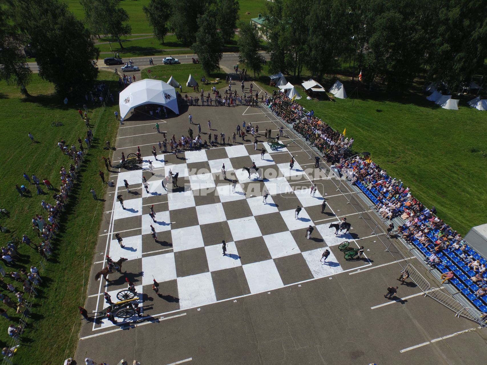 Московская область, Бородино. Реконструкторы в исторических костюмах русской и французской армий времен Отечественной войны 1812 года участвуют в турнире `Живые шахматы` на территории Бородинского военно-исторического  музея-заповедника.