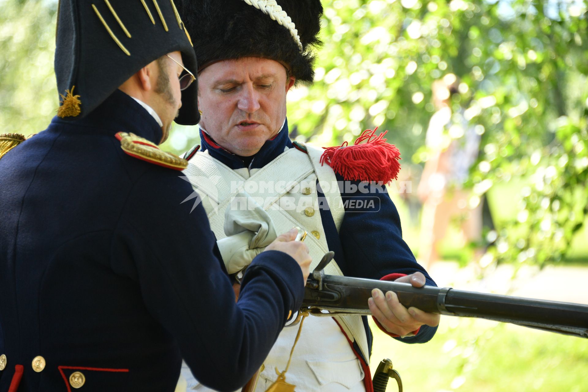 Московская область, Бородино. Реконструкторы в исторических костюмах русской и французской армий времен Отечественной войны 1812 года участвуют в турнире `Живые шахматы` на территории Бородинского военно-исторического  музея-заповедника.