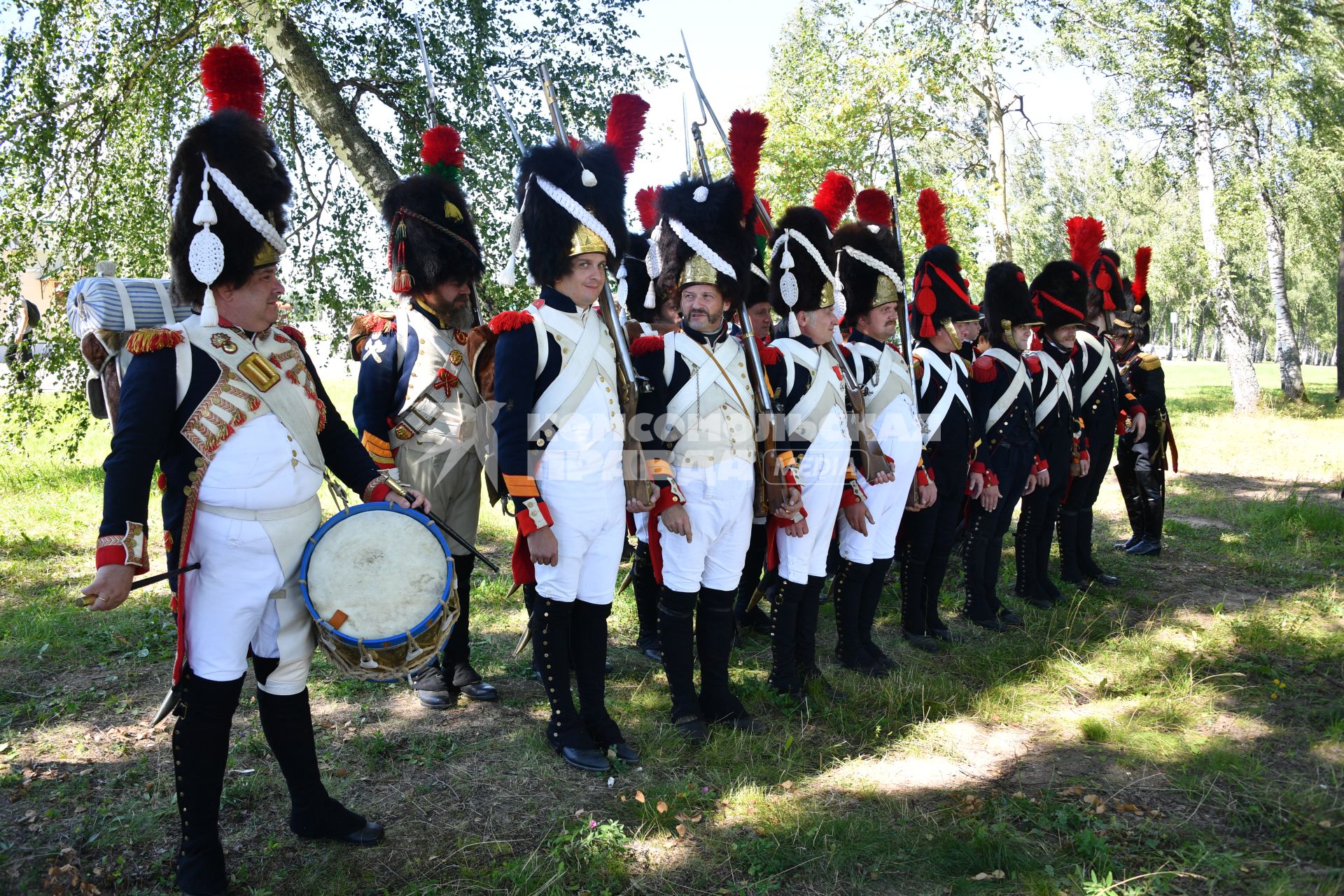 Московская область, Бородино. Реконструкторы в исторических костюмах французской армии времен Отечественной войны 1812 года перед началом турнира `Живые шахматы` на территории  Бородинского военно-исторического музея-заповедника.