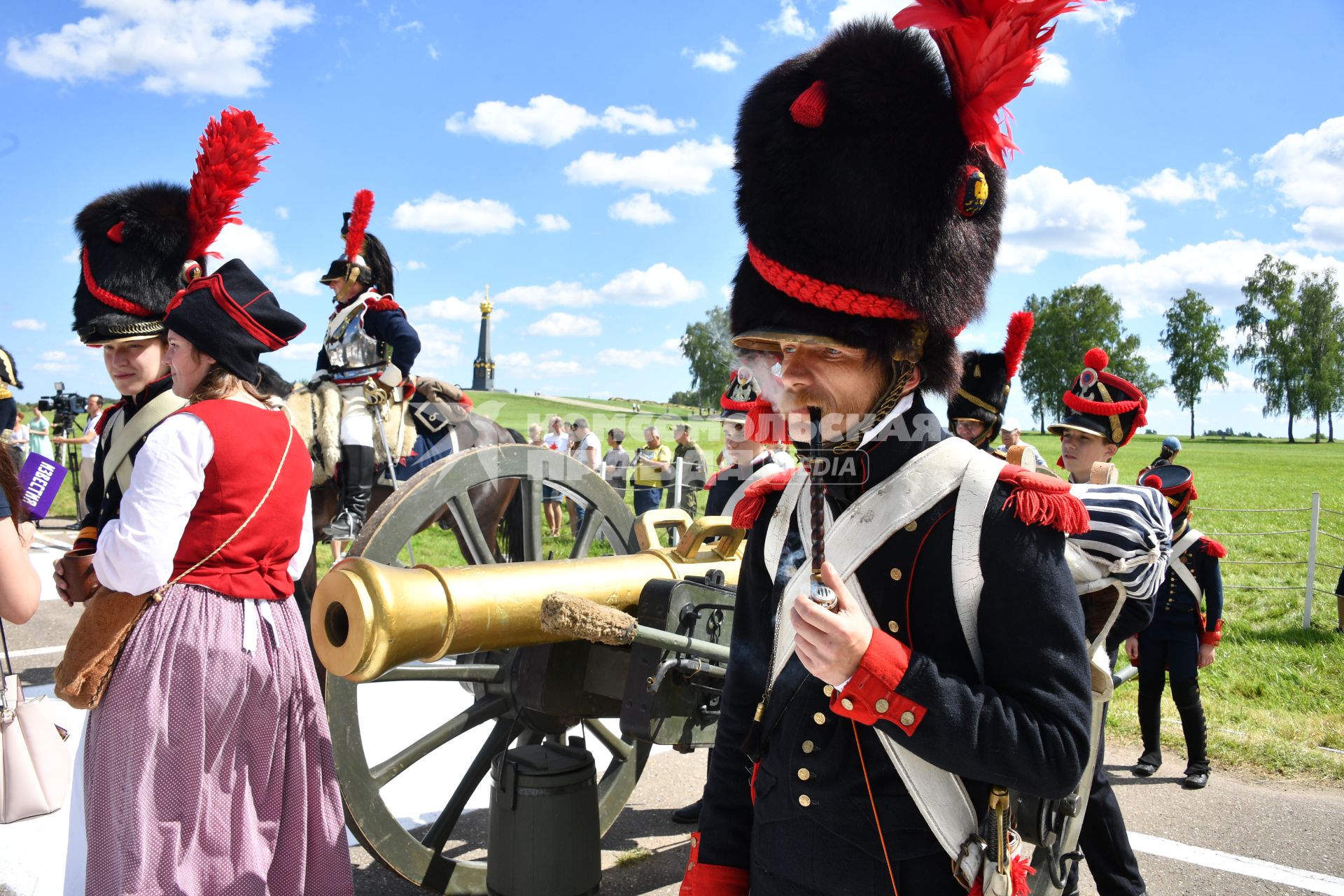 Московская область, Бородино. Реконструкторы в исторических костюмах  французской армии времен Отечественной войны 1812 года перед началом турнира `Живые шахматы` на территории  Бородинского военно-исторического музея-заповедника.