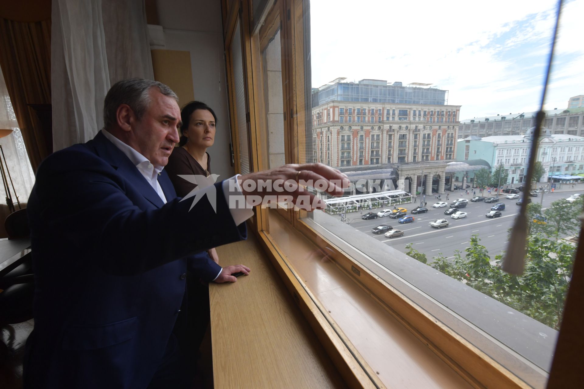 Москва.  Корреспондент `Комсомольской правды` Елена Кривякина  и вице-спикер Госдумы РФ Сергей Неверов   в его кабинете в Госдуме.