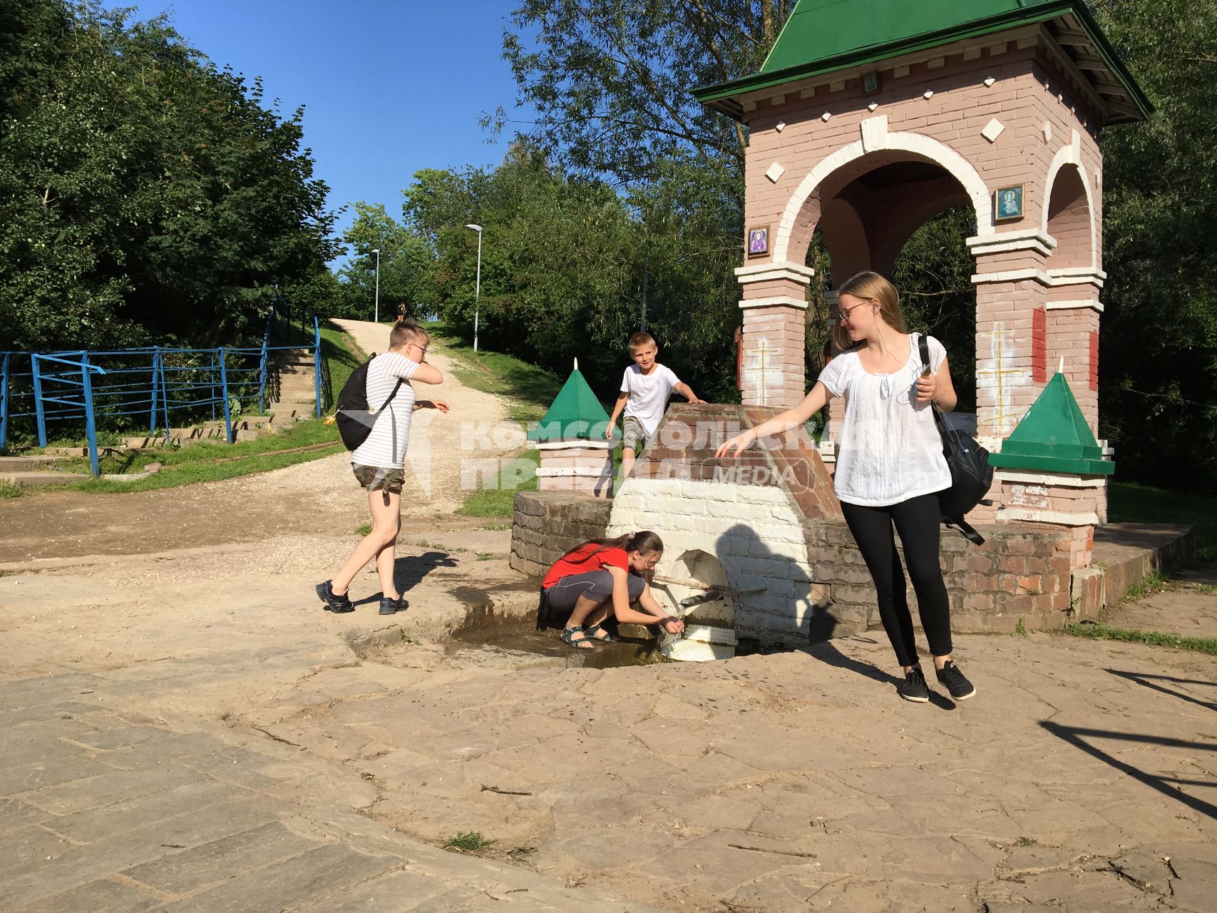 Москва. Дети у родника  на Тёплом стане  Сергиевский или Холодный .