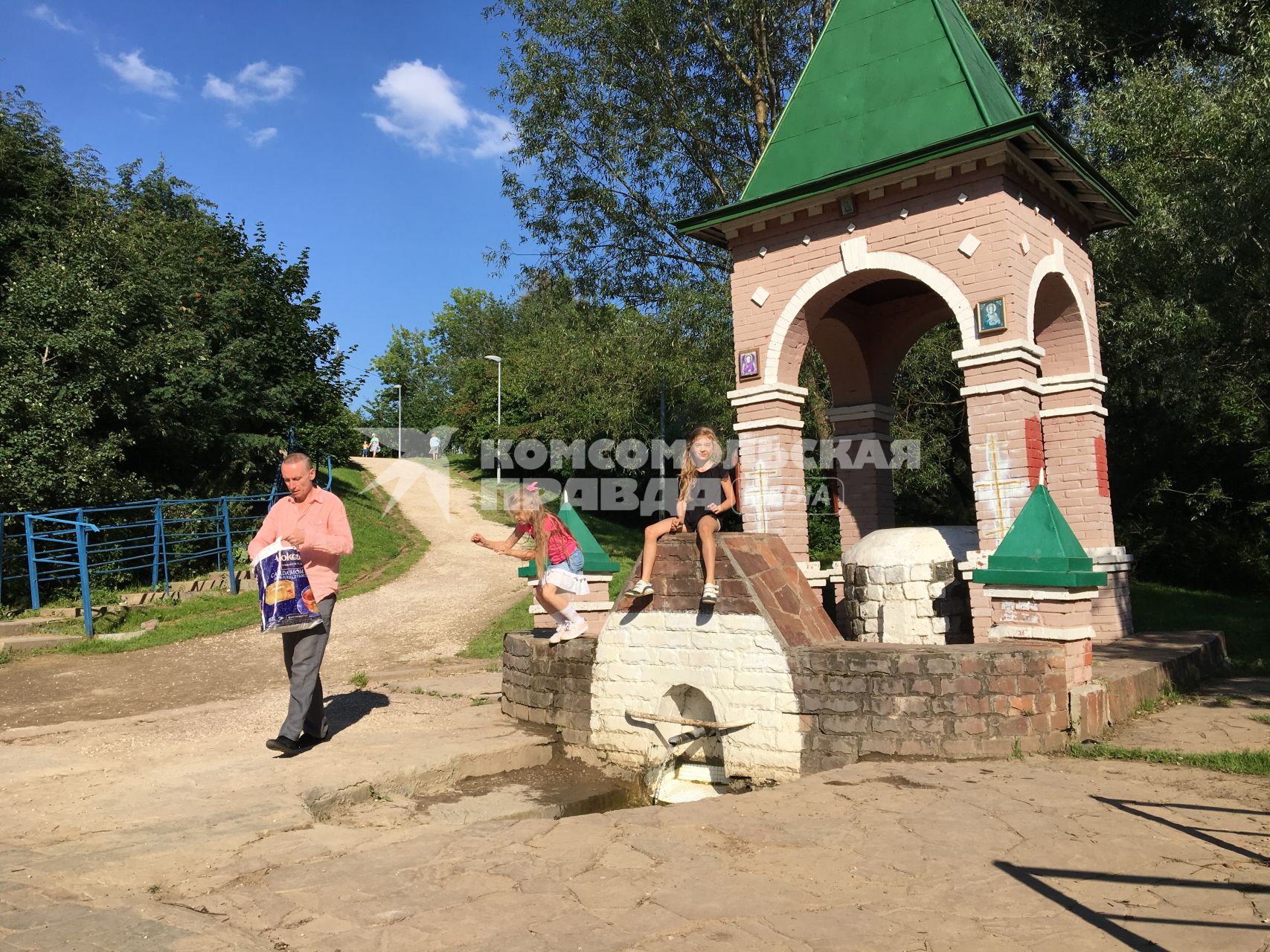 Москва.  Мужчина  и дети у родника  на Тёплом стане  Сергиевский или Холодный .