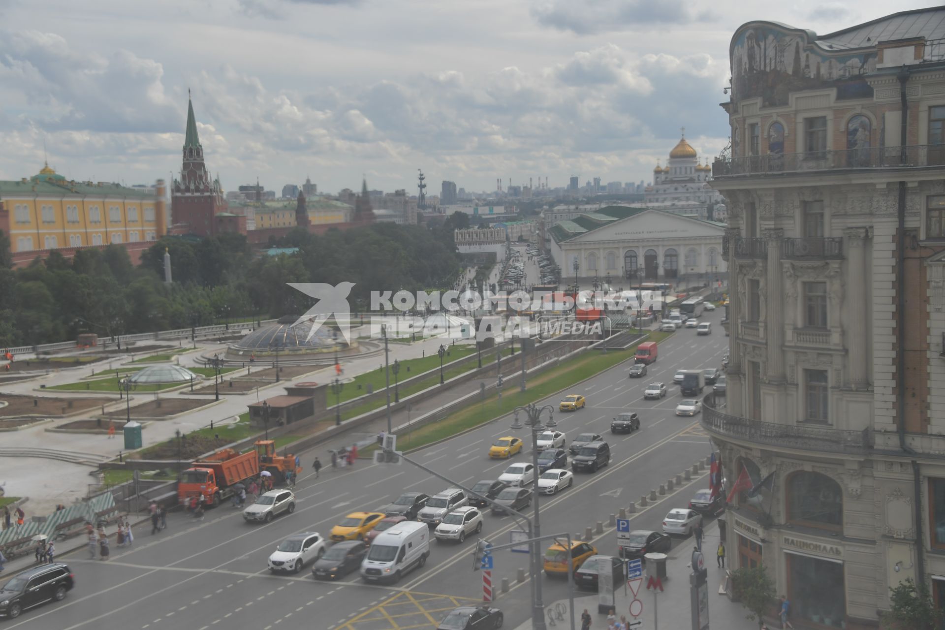 Москва.  Вид из окна рабочего кабинета вице-спикера Госдумы РФ Сергея Неверова  на Манежную площадь.