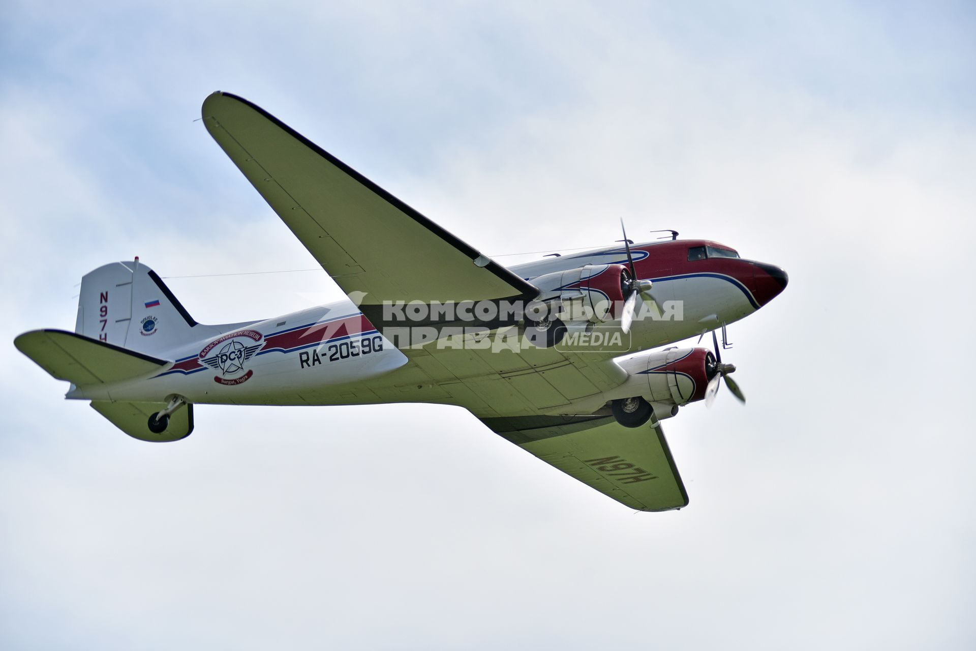 Новосибирская область. Самолет Douglas DC-3  в небе во время авиашоу `Взлетай, мой край родной!` на аэродроме Мочище.