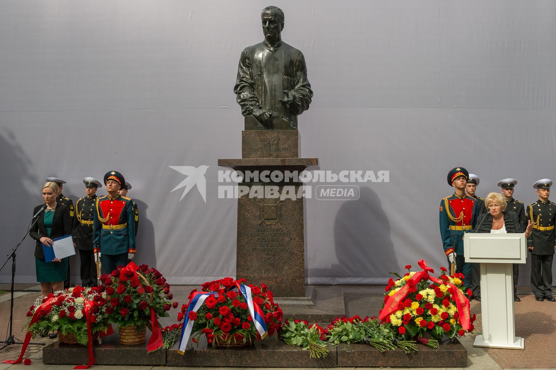 Санкт-Петербург.   Памятник первому мэру Санкт-Петербурга Анатолию Собчаку на Васильевском острове.