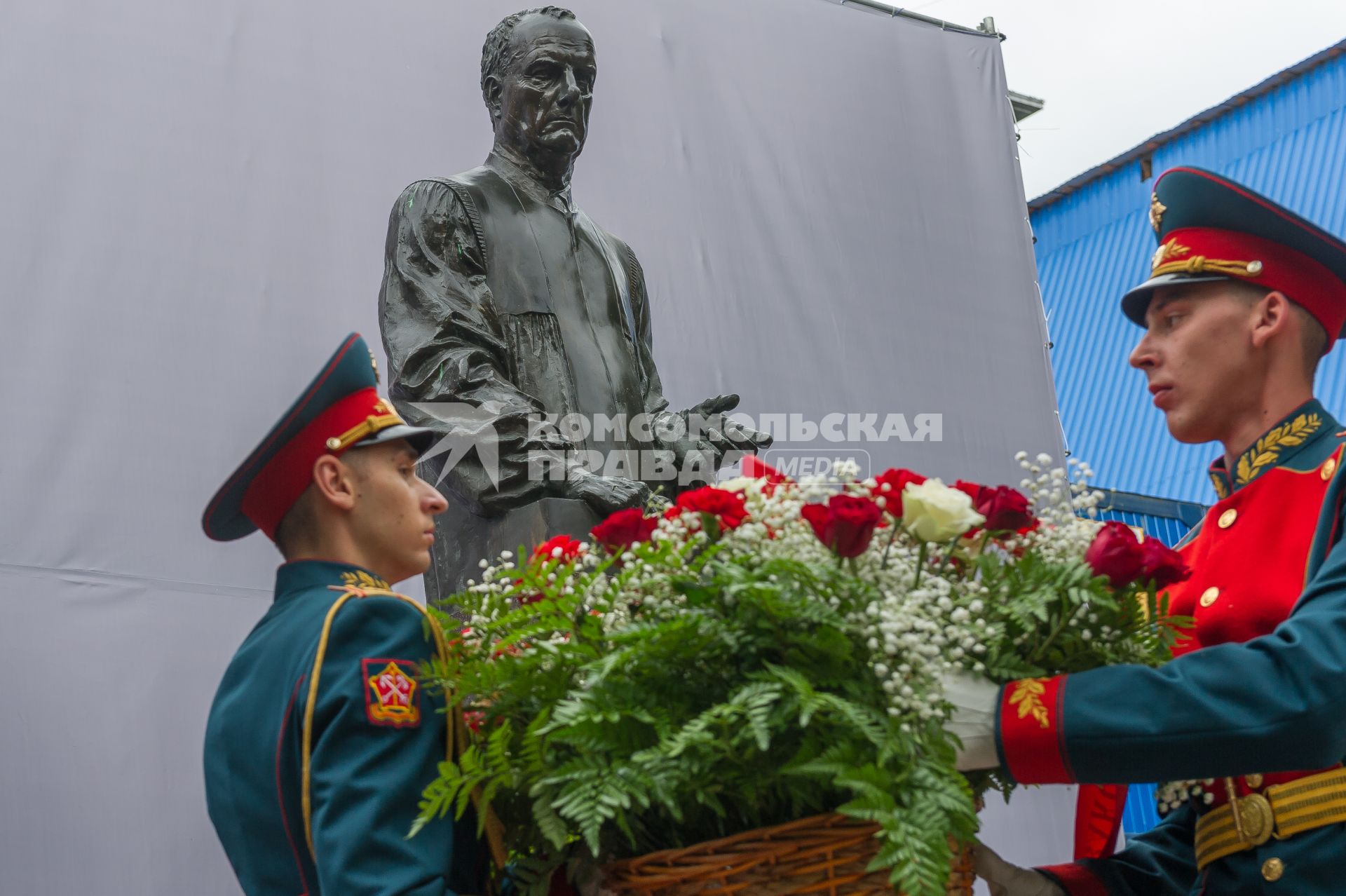 Санкт-Петербург.   Памятник первому мэру Санкт-Петербурга Анатолию Собчаку на Васильевском острове.